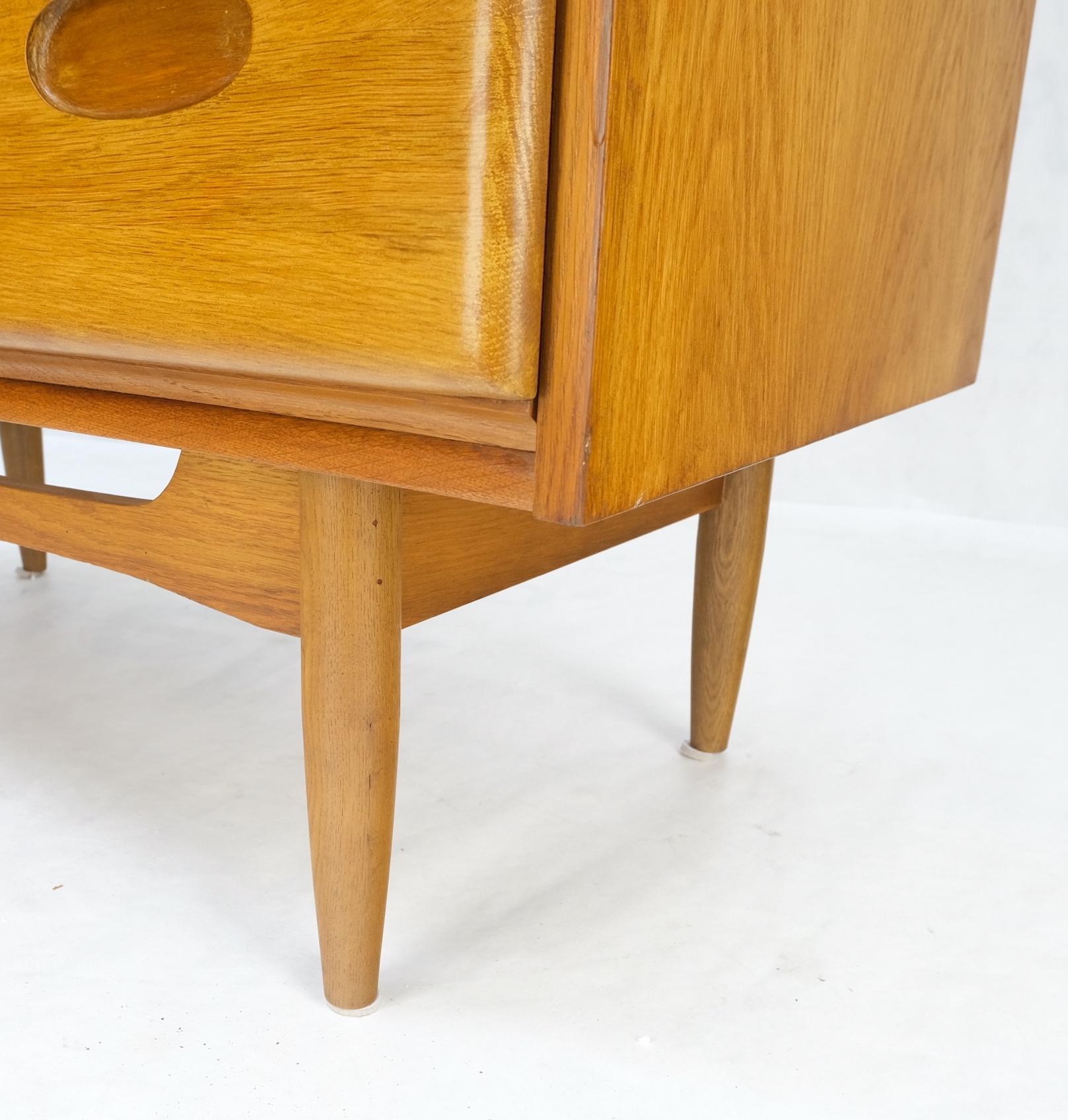 Solid Oak Mid-Century Modern 4 Drawers American Bachelor Chest Dresser Commode  For Sale 2