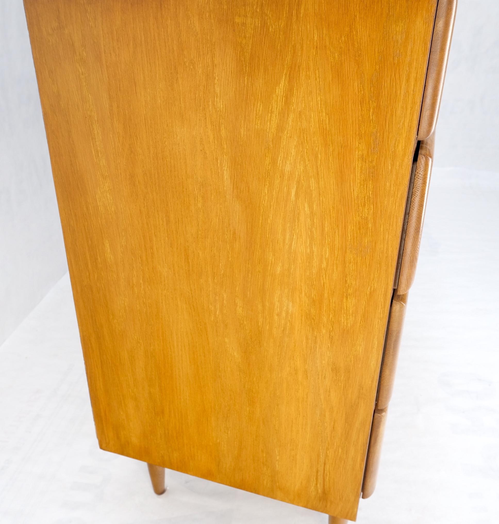 Solid Oak Mid-Century Modern 4 Drawers American Bachelor Chest Dresser Commode  For Sale 3