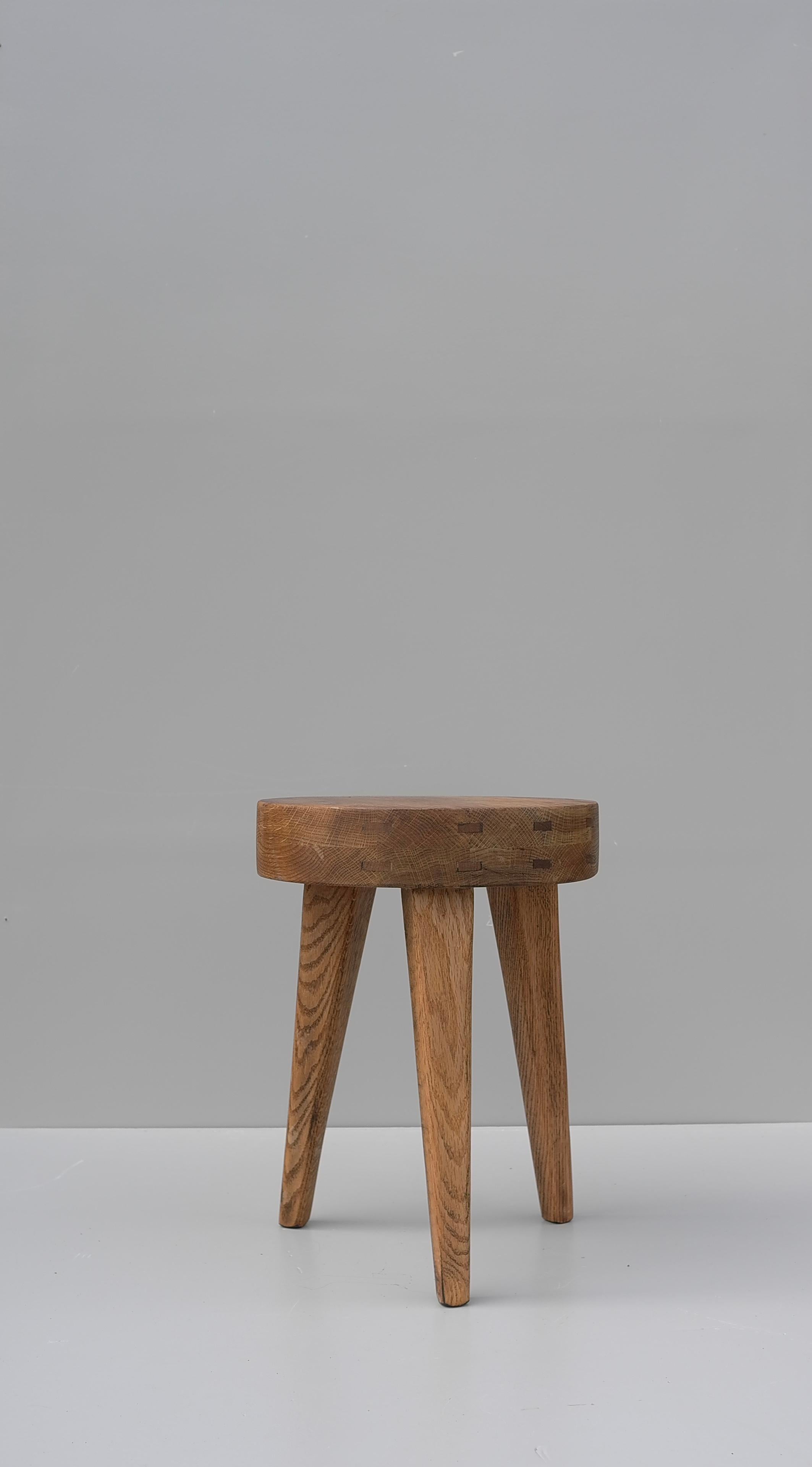 Solid Oak Mid-Century Modern Craftsman Stool, France 1960's In Good Condition For Sale In Den Haag, NL