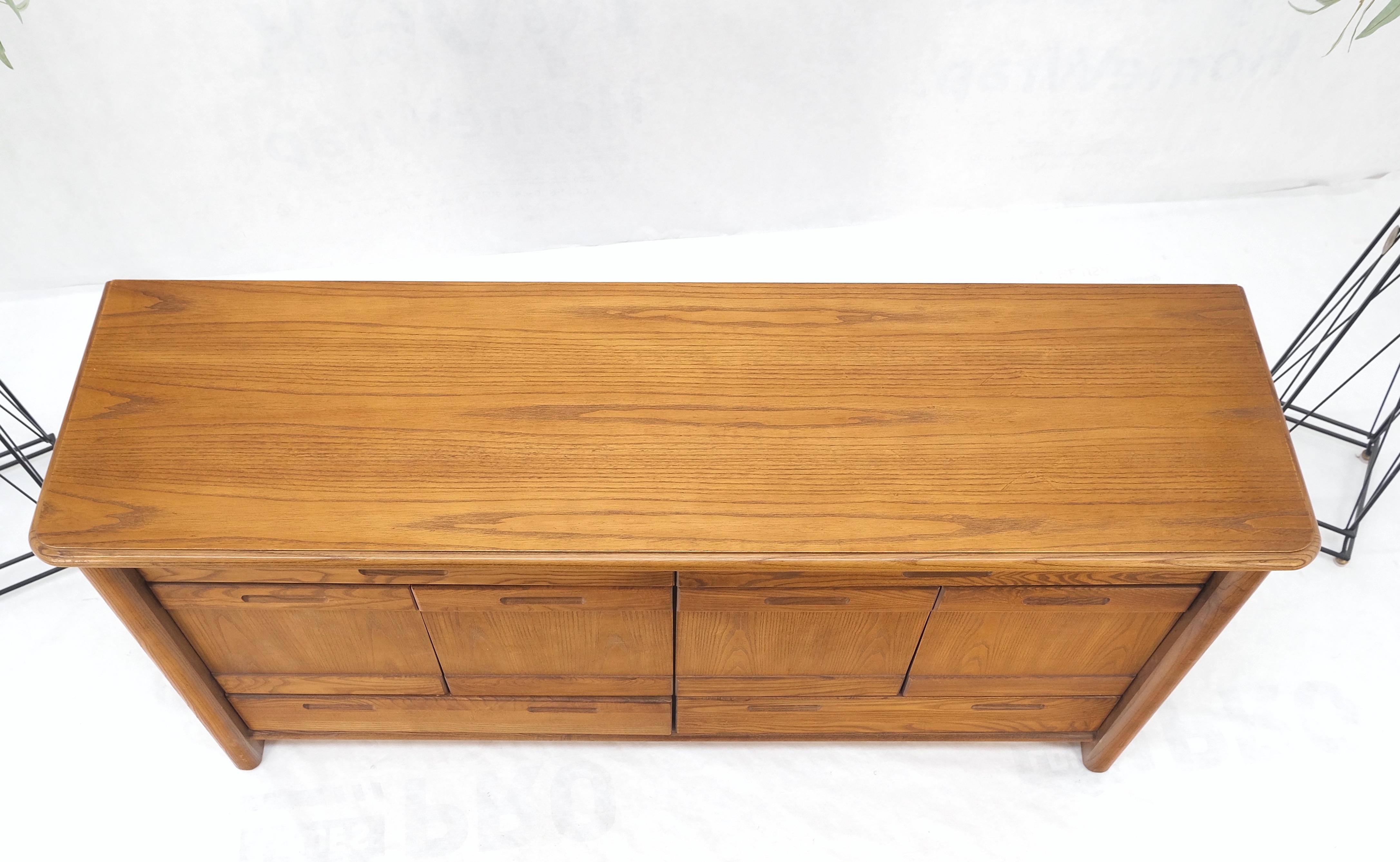 Solid Oak Mid-Century Modern Credenza Server Two Door Compartments Cabinet Mint! In Good Condition For Sale In Rockaway, NJ