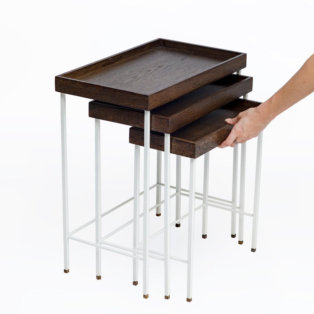 Les tables gigognes en chêne massif de la série EDGE, fabriquées à la main, sont un complément essentiel et intemporel à tout espace, soigneusement développées par les designers d'Ananas et mises en œuvre par des travailleurs du bois qualifiés. Avec
