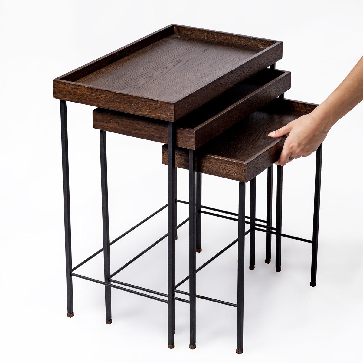 Moderne Tables gigognes en chêne massif - Série EDGE, avec pieds noirs en vente
