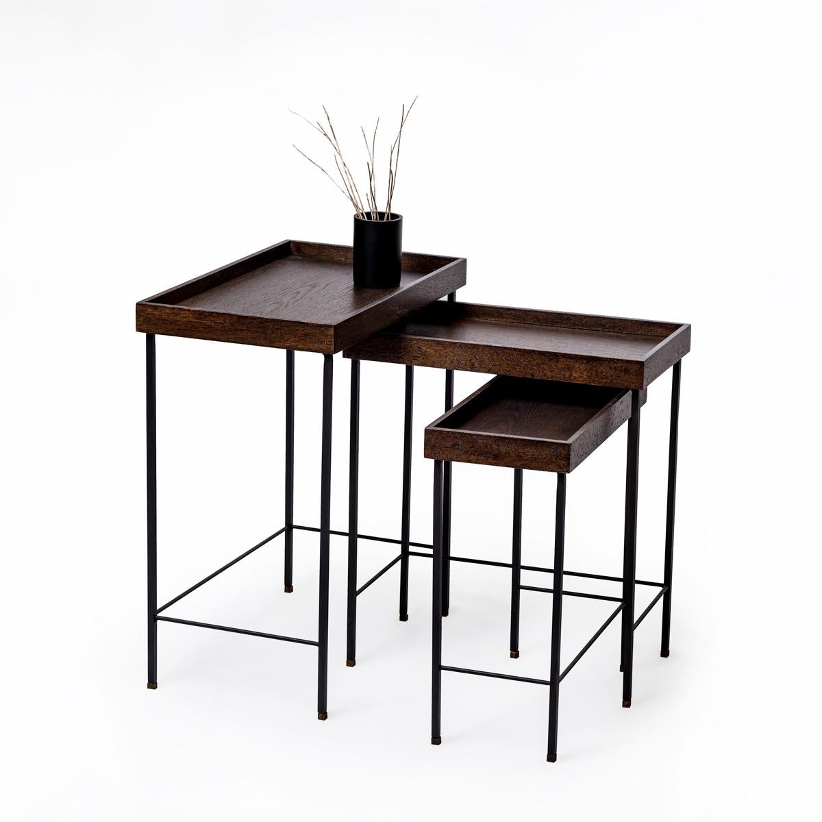 XXIe siècle et contemporain Tables gigognes en chêne massif - Série EDGE, avec pieds noirs en vente