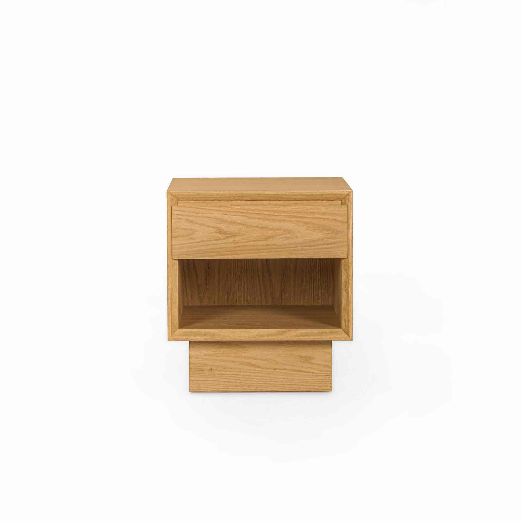 La table de nuit en chêne massif de la série BEAM, fabriquée à la main, est un meuble moderne et élégant conçu pour répondre aux besoins des particuliers. Entièrement fabriquée en bois de chêne massif naturel, cette table de nuit de chambre en chêne