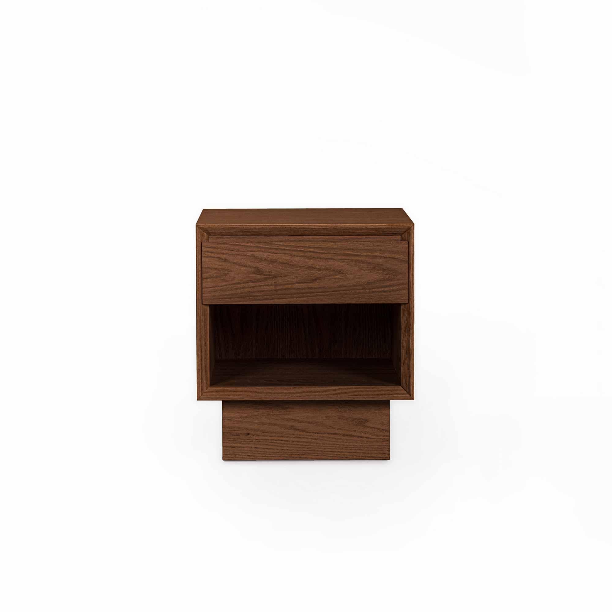 Il comodino in legno massello di Oak Oak della serie BEAM è un mobile moderno ed elegante progettato per soddisfare le esigenze degli utenti della casa. Realizzato interamente in legno massiccio di quercia naturale, questo comodino da camera in