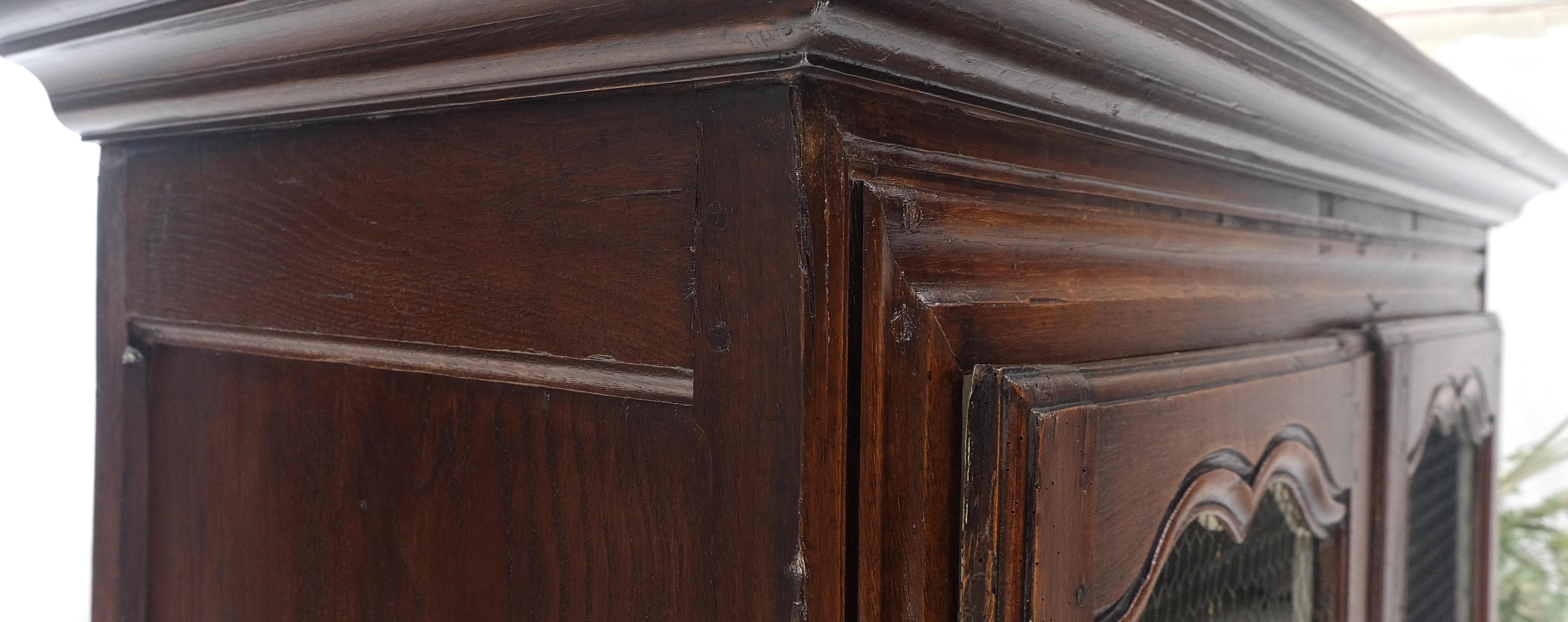 Armadio antico con pannelli in Oak massiccio, ripiani regolabili a 2 ante, cassapanca per le coperte in vendita 1