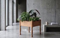 Soporte para macetas de roble macizo, atribuido a Henning Kjærnulf, Dinamarca, década de 1960