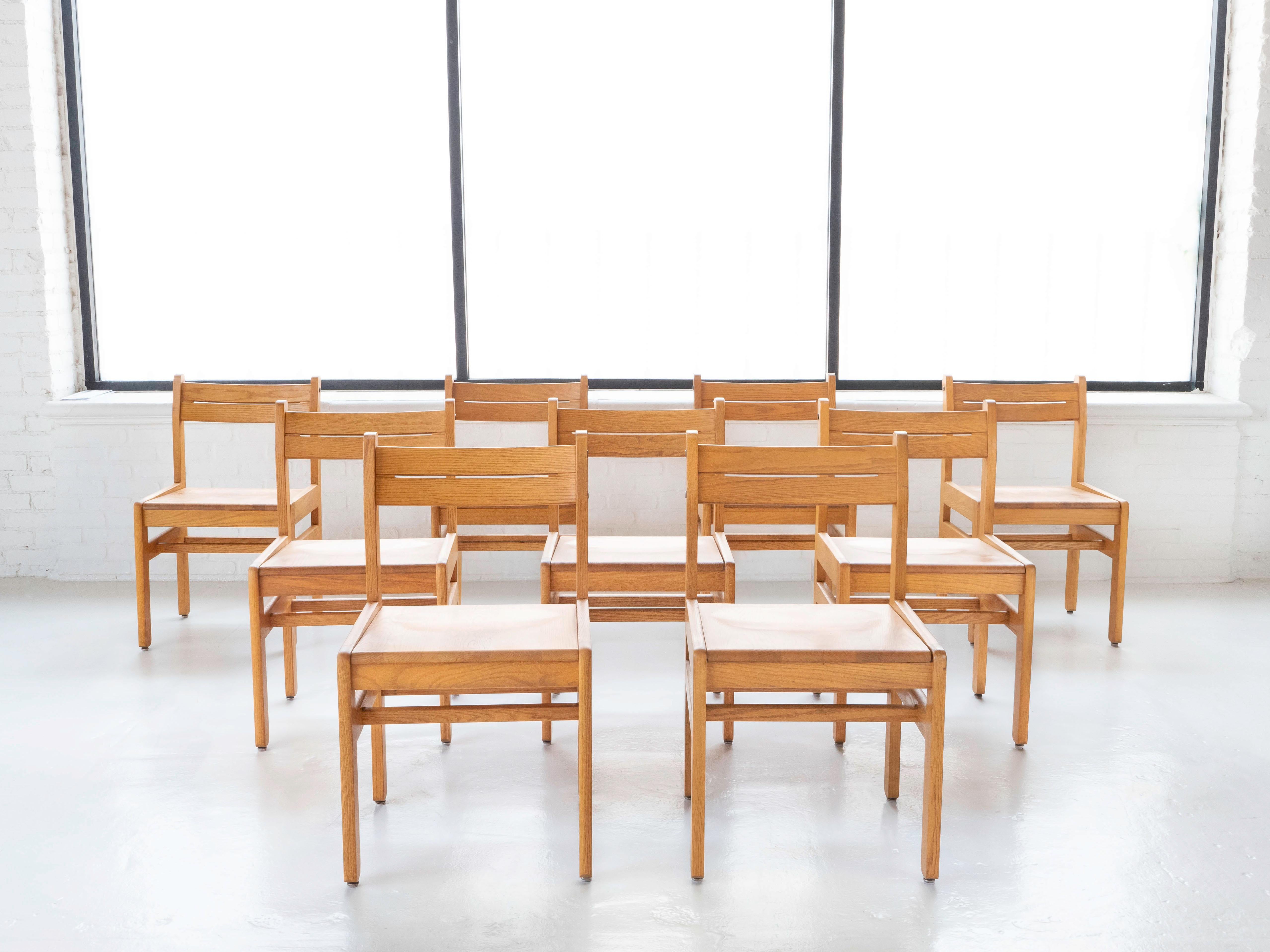 Chaises de salle à manger de bibliothèque post-modernes en chêne massif, lot de 9 disponibles en vente 6