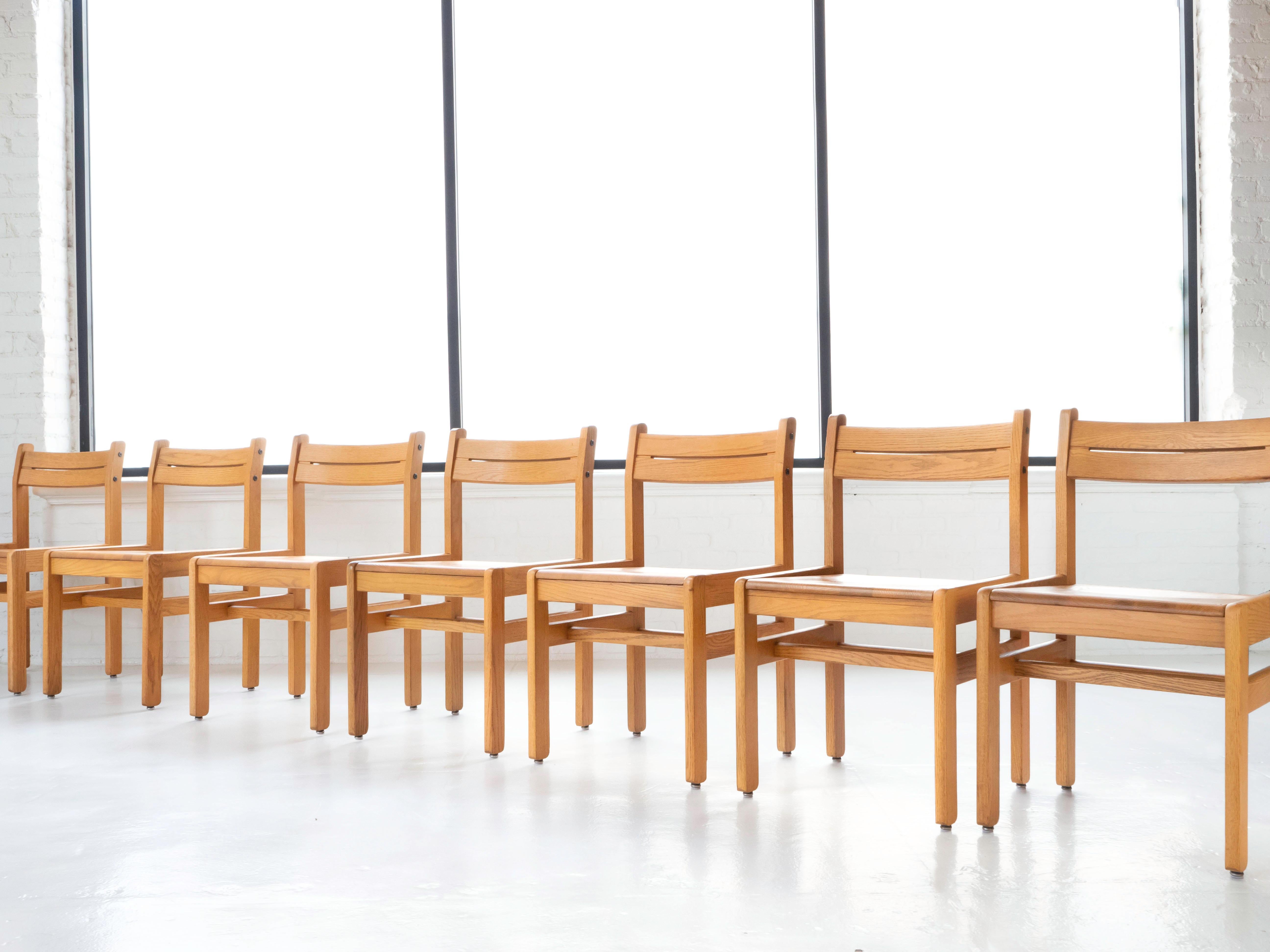 Chaises de salle à manger de bibliothèque post-modernes en chêne massif, lot de 9 disponibles en vente 2