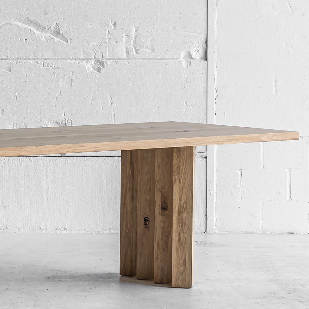 Belge Table de salle à manger rectangulaire avec pieds sculpturaux, fabriquée à la main en Belgique en vente