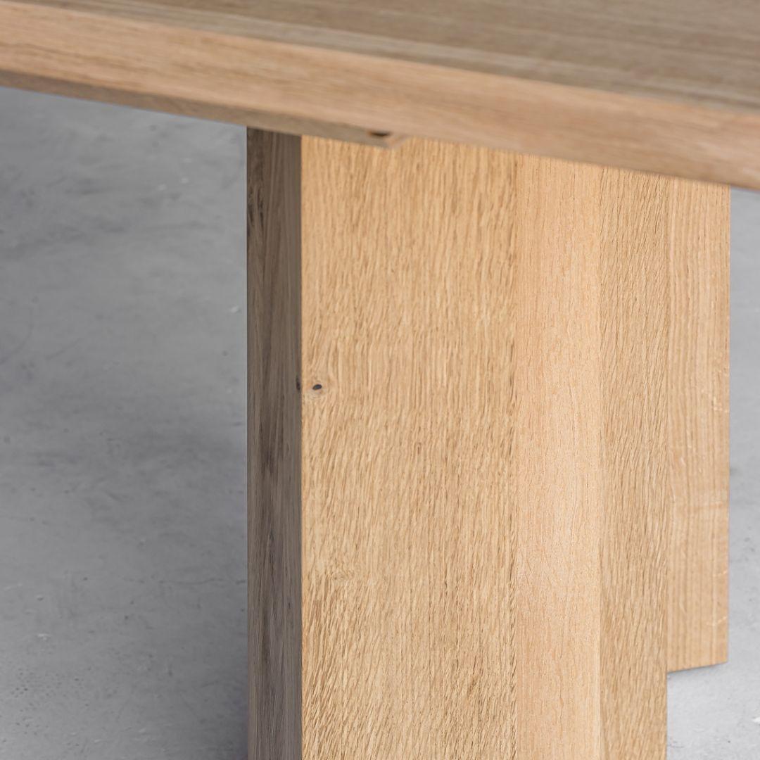 Fait main Table de salle à manger rectangulaire avec pieds sculpturaux, fabriquée à la main en Belgique en vente