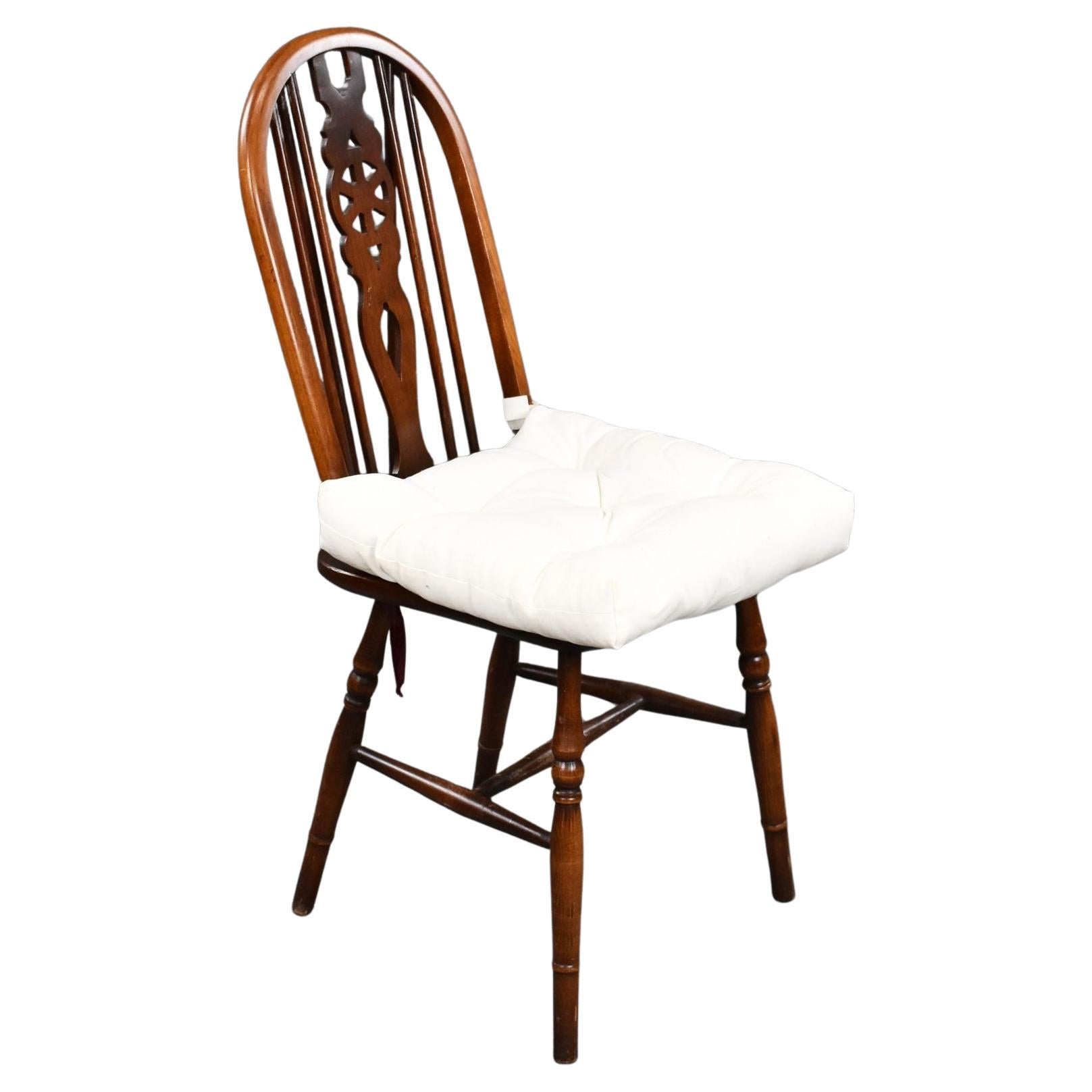 A vendre, une table de réfectoire en chêne massif de bonne qualité et 8 chaises par old charm. L'ensemble des costumes est en très bon état pour son âge.

Largeur : 227cm Profondeur : 82cm Hauteur : 67cm