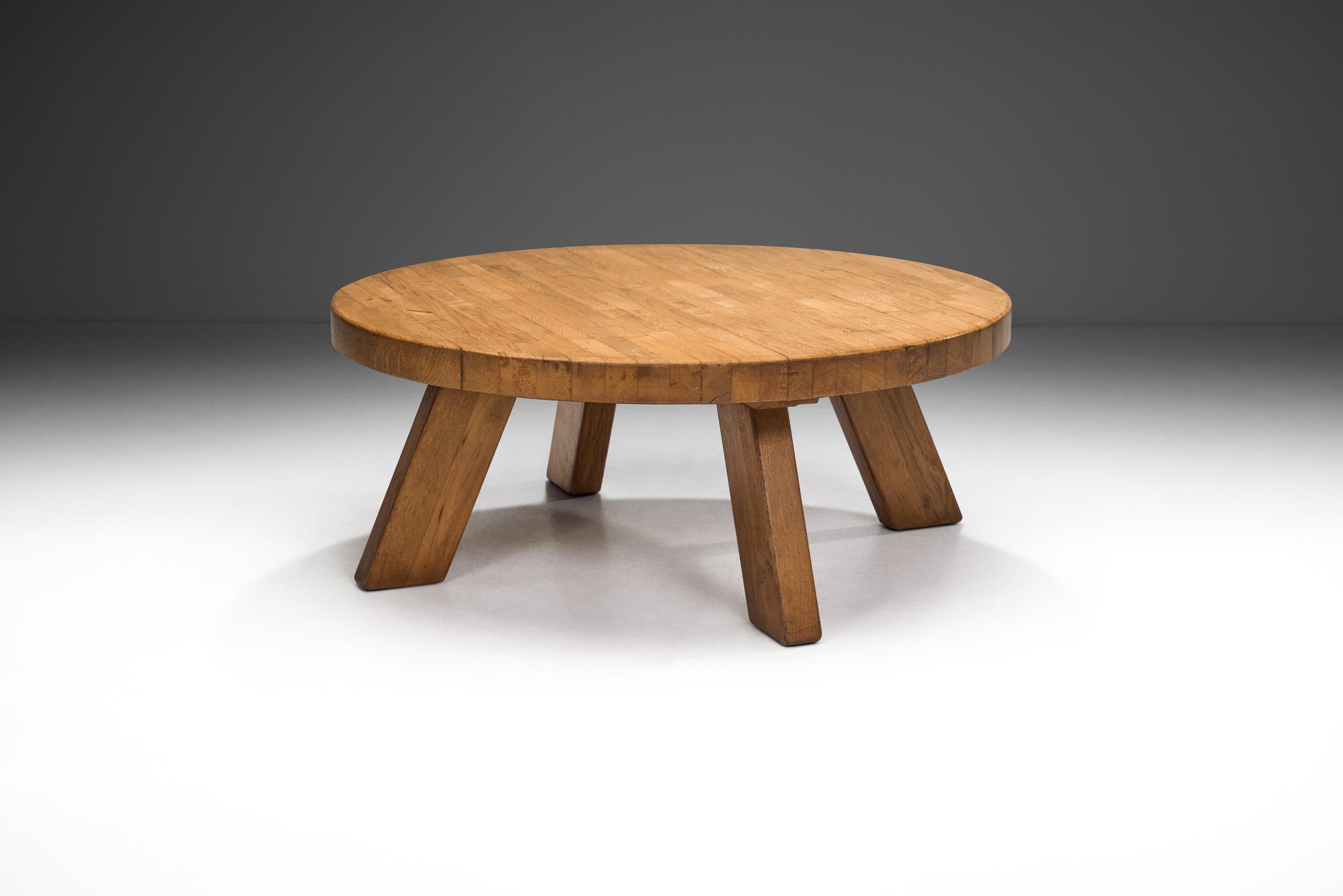Solid Oak Round Brutalist Coffee Table, The Netherlands 1970s In Good Condition For Sale In Utrecht, NL