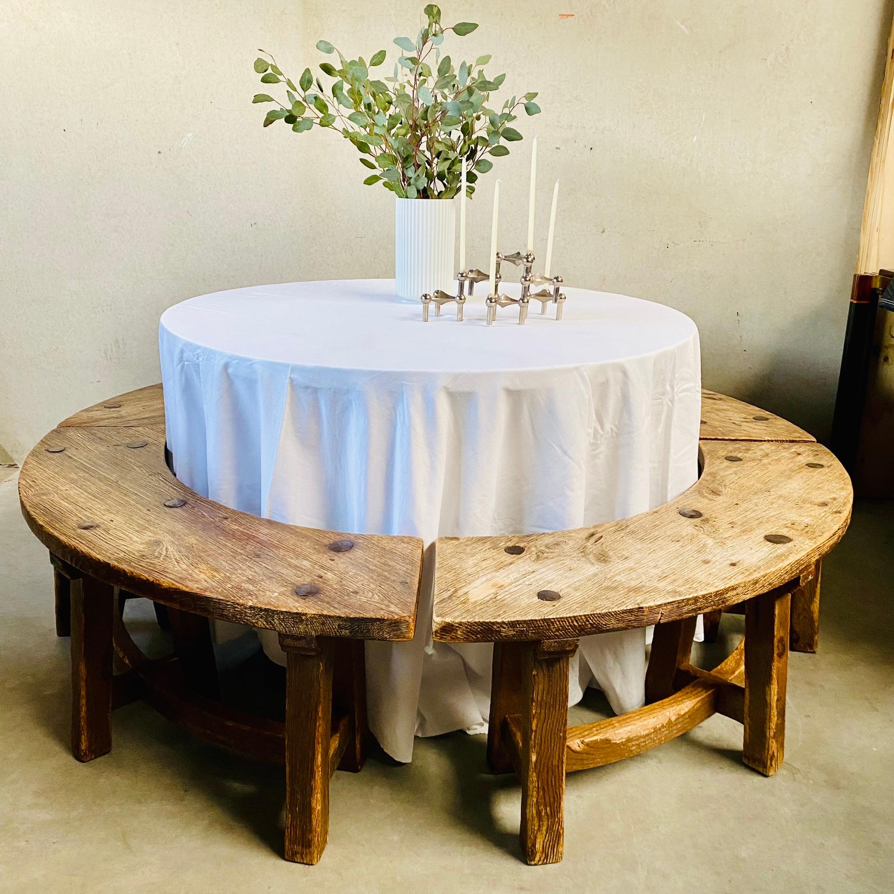 Élevez votre espace de salle à manger avec un ensemble de table de salle à manger en chêne massif rond, rustique et brutaliste Wabi Sabi des années 1950 en France.

Introduisez une élégance intemporelle et un charme rustique dans votre salle à