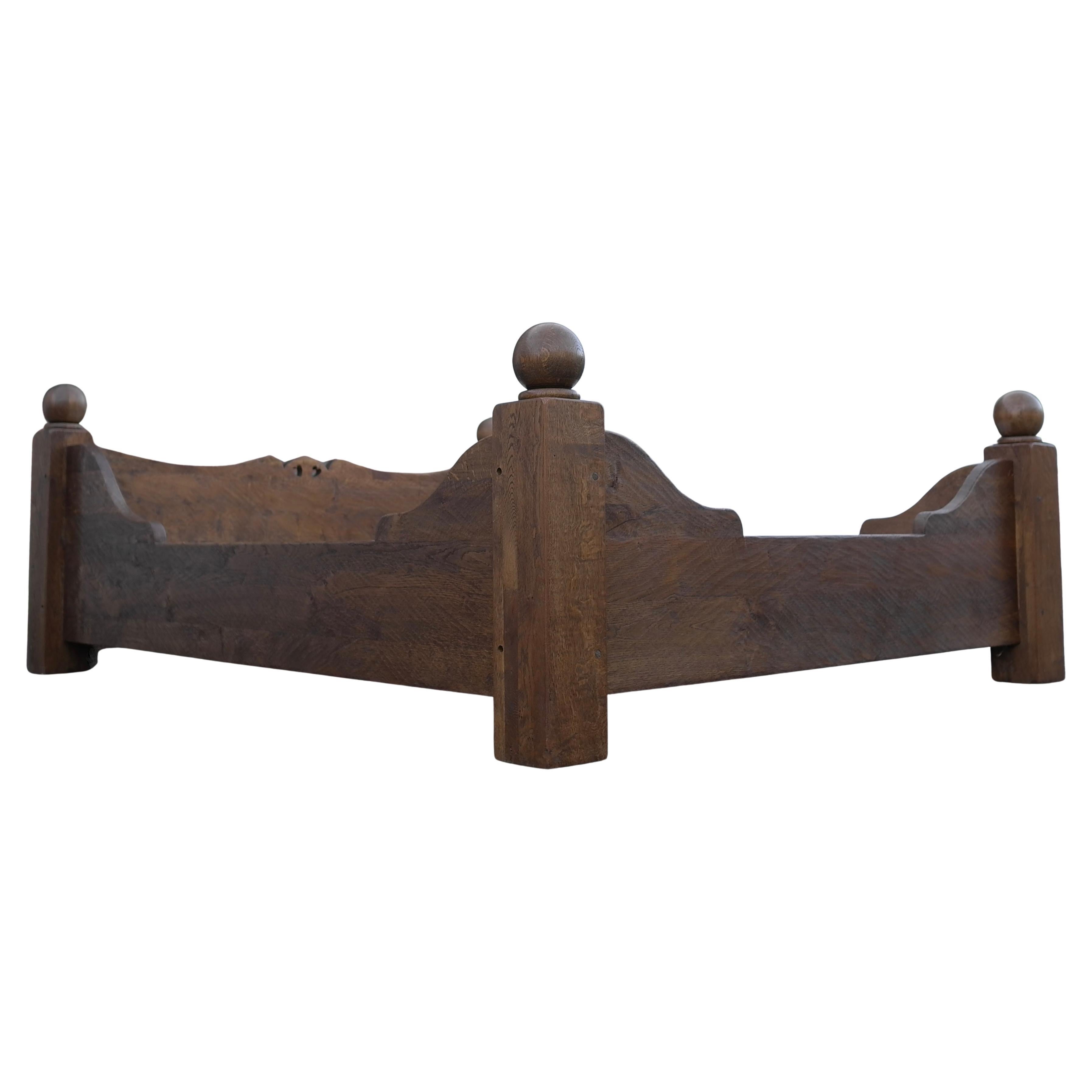 Brutalismo Letto matrimoniale rustico in Oak massiccio in stile Charles Dudouyt, Francia anni '70 in vendita