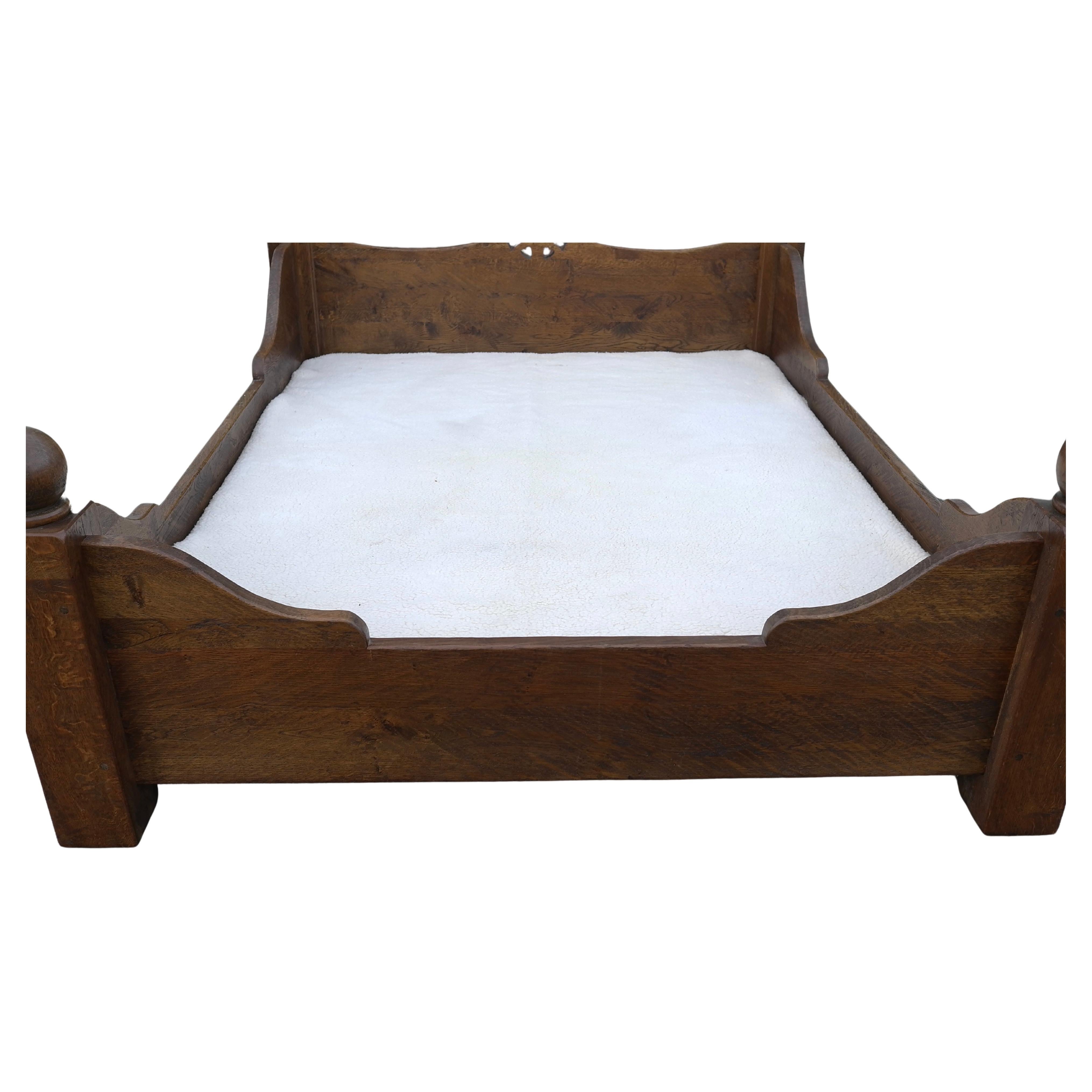 Francese Letto matrimoniale rustico in Oak massiccio in stile Charles Dudouyt, Francia anni '70 in vendita