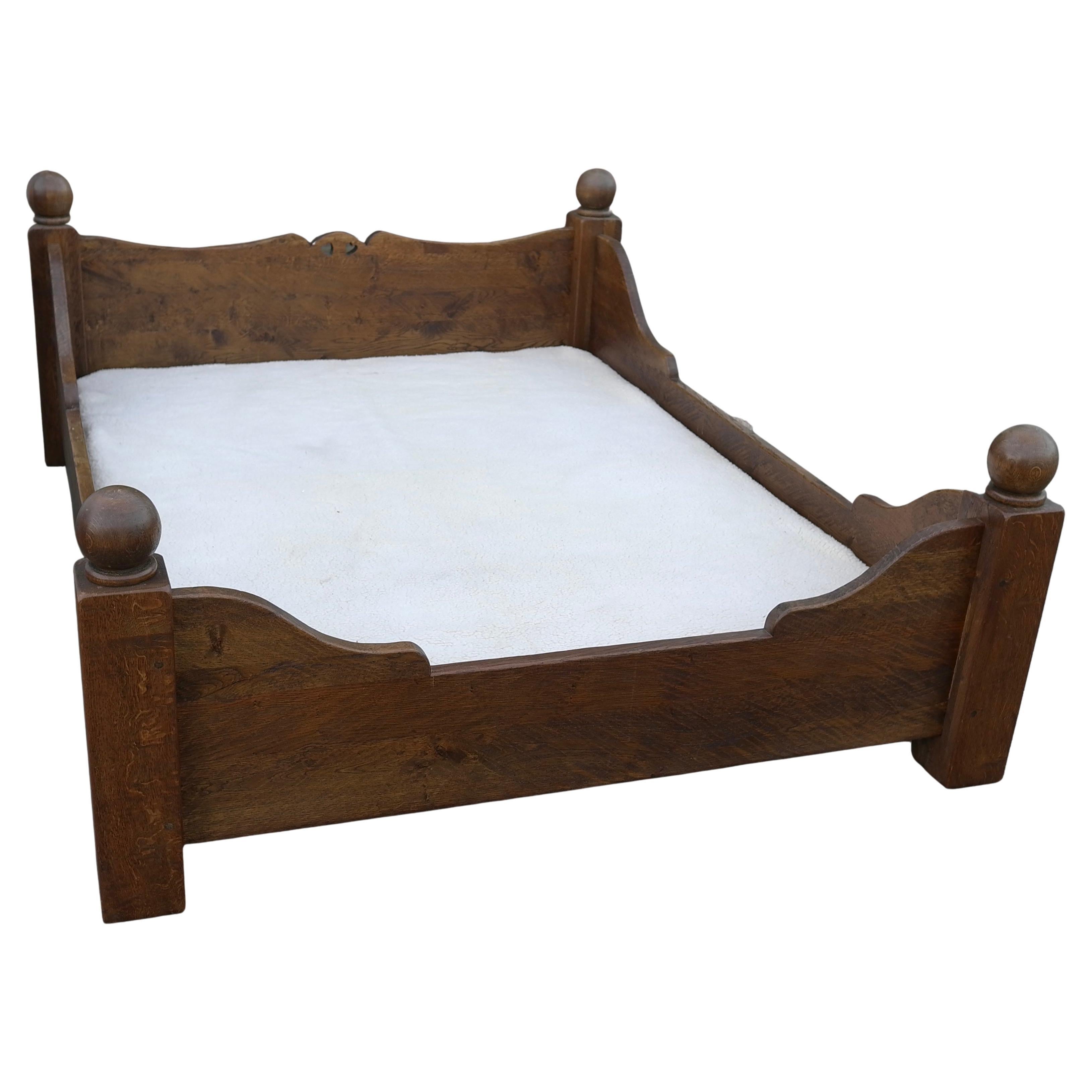 Fine XX secolo Letto matrimoniale rustico in Oak massiccio in stile Charles Dudouyt, Francia anni '70 in vendita