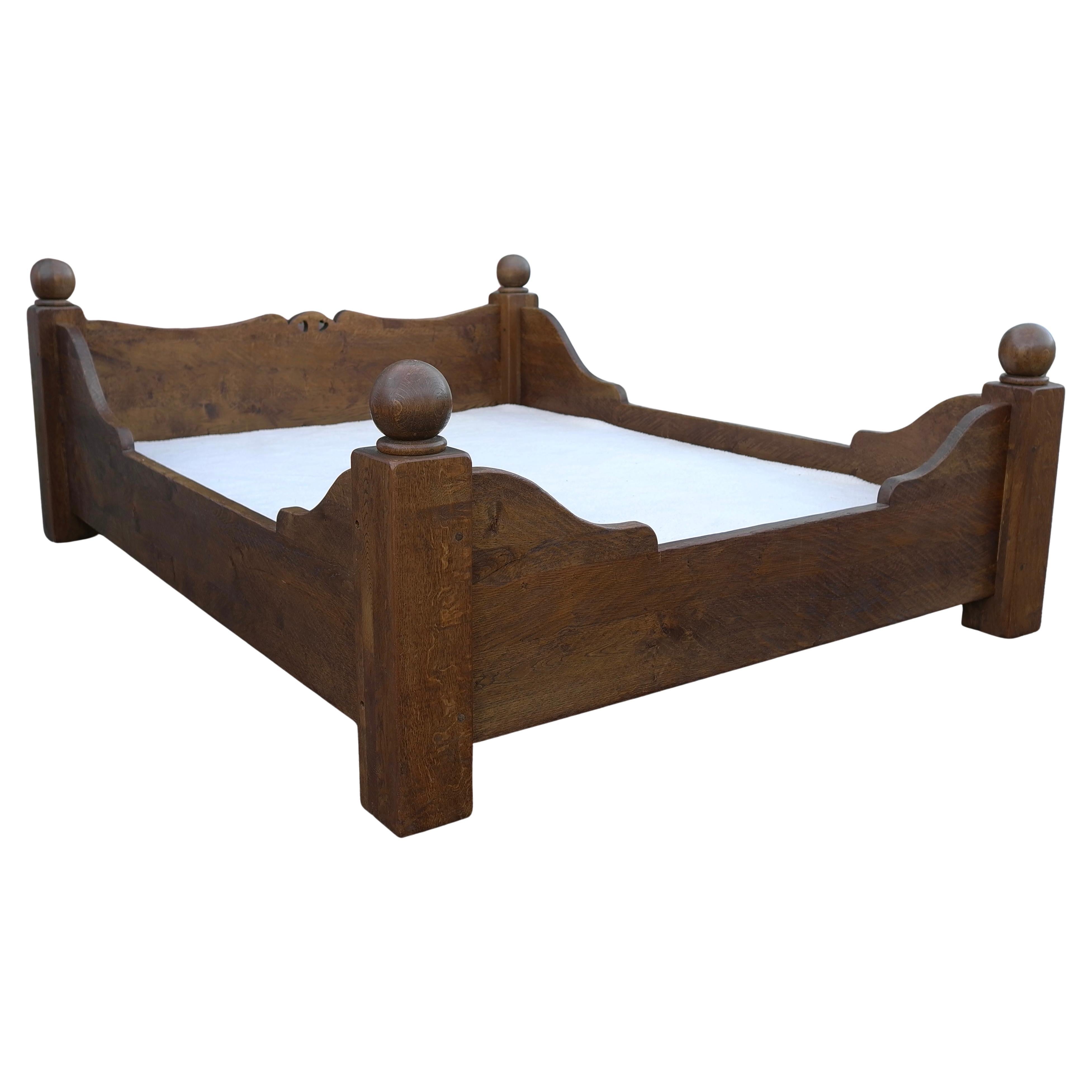 Quercia Letto matrimoniale rustico in Oak massiccio in stile Charles Dudouyt, Francia anni '70 in vendita