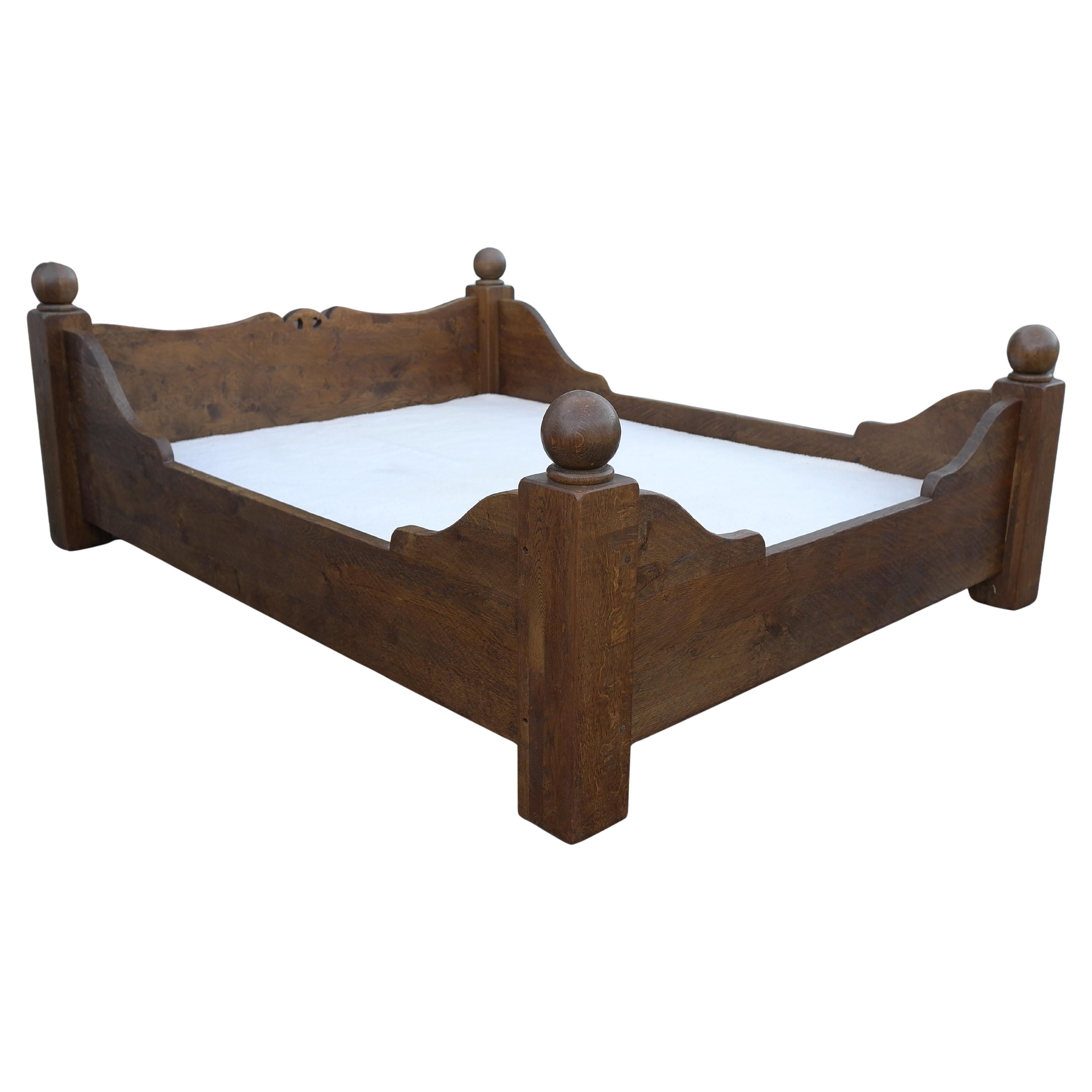 Letto matrimoniale rustico in Oak massiccio in stile Charles Dudouyt, Francia anni '70 in vendita 1