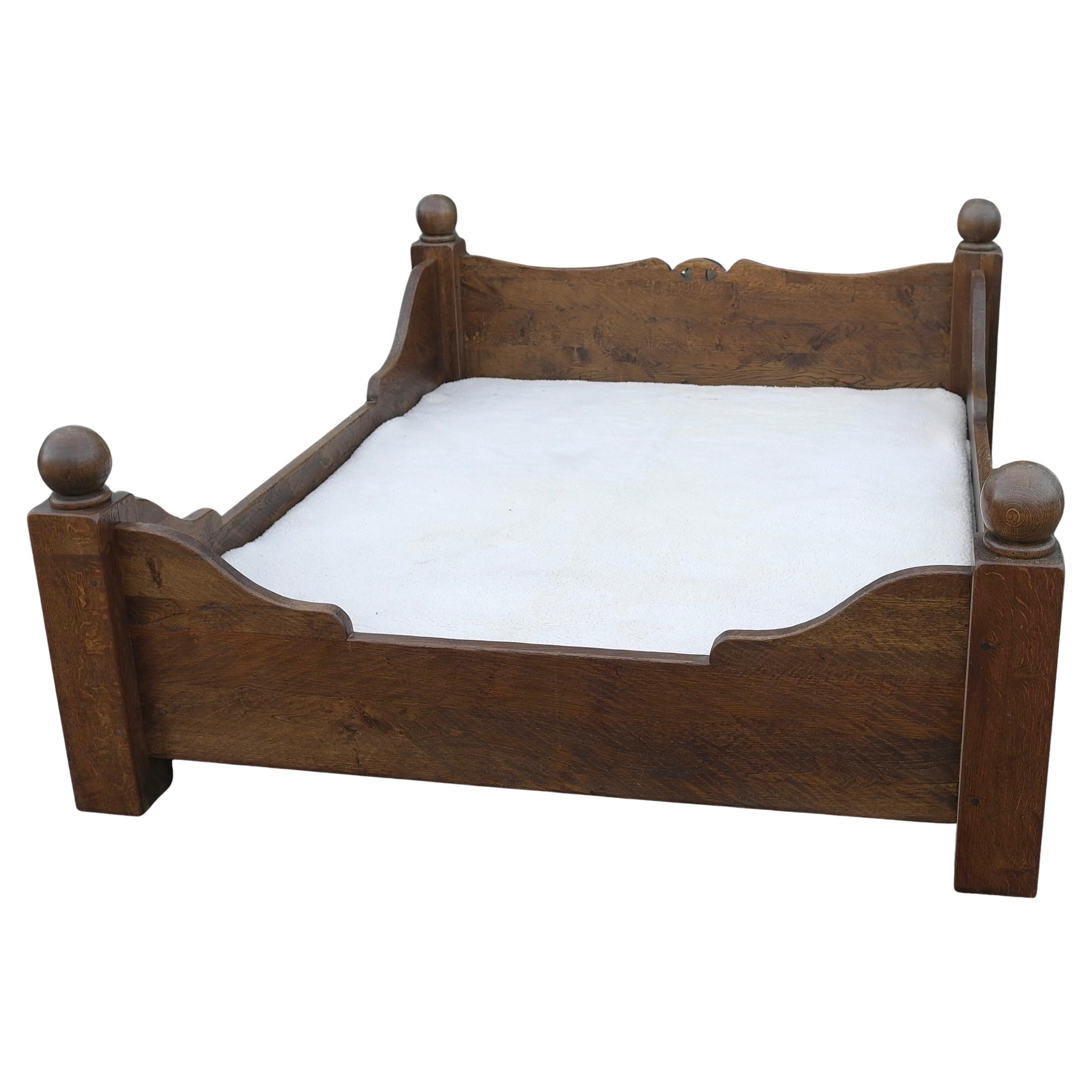 Lit double rustique en Oak massif dans le style de Charles Dudouyt, France 1970
s