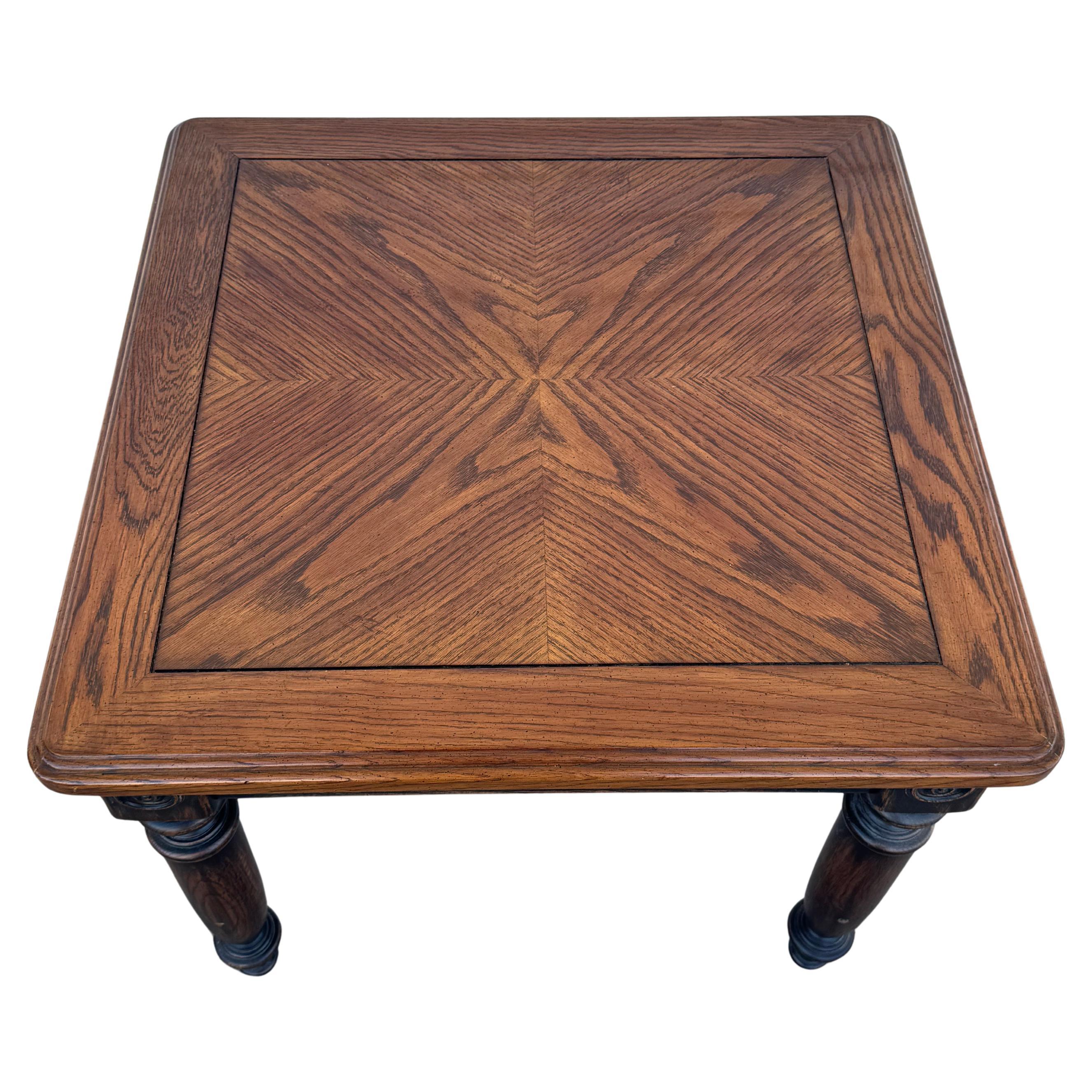 Cette table est fabriquée de manière traditionnelle.
Le sommet contraste avec la base.
Les jambes sont tournées.
