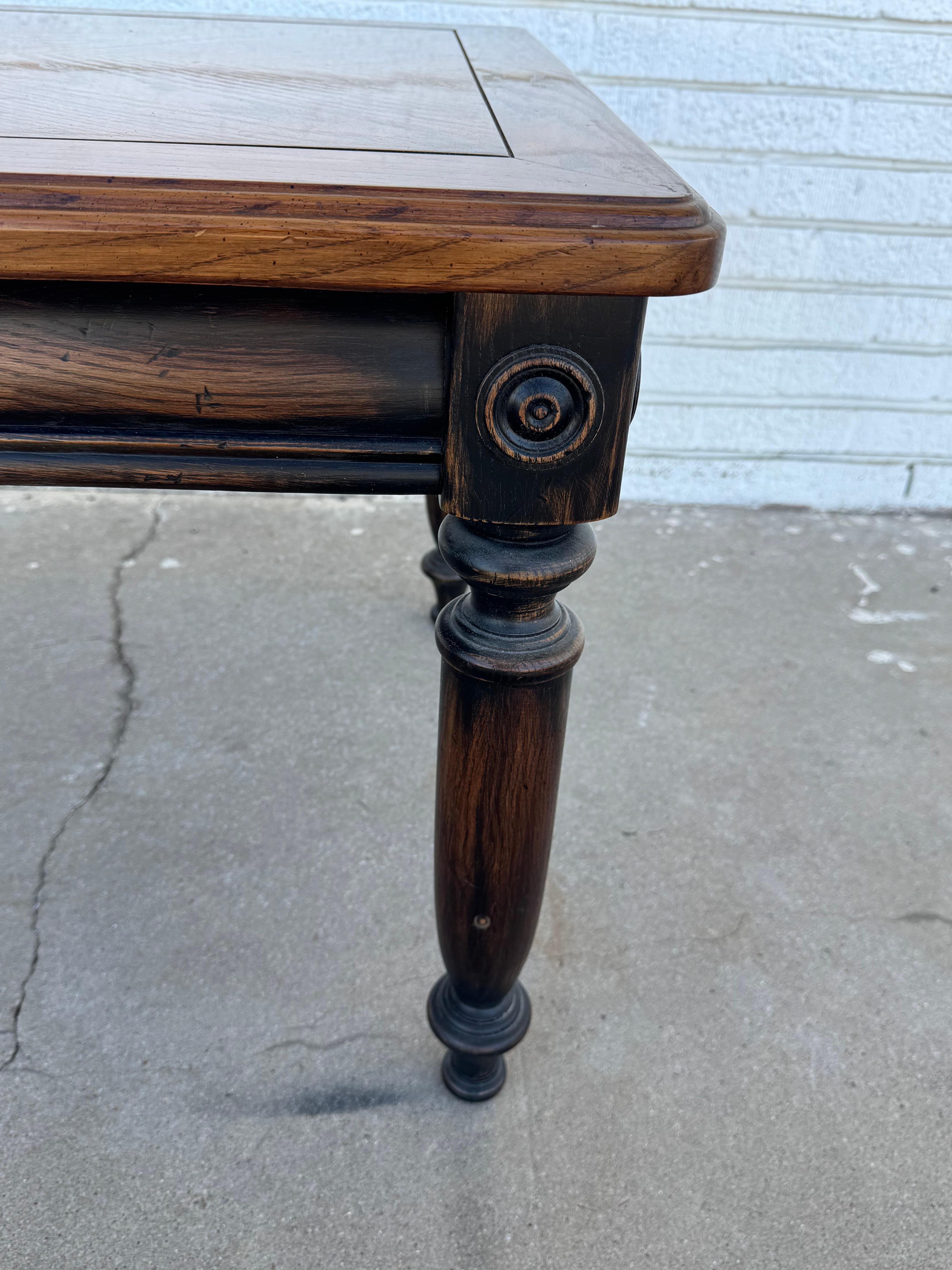 Table d'appoint rustique en chêne massif Bon état - En vente à Pasadena, TX