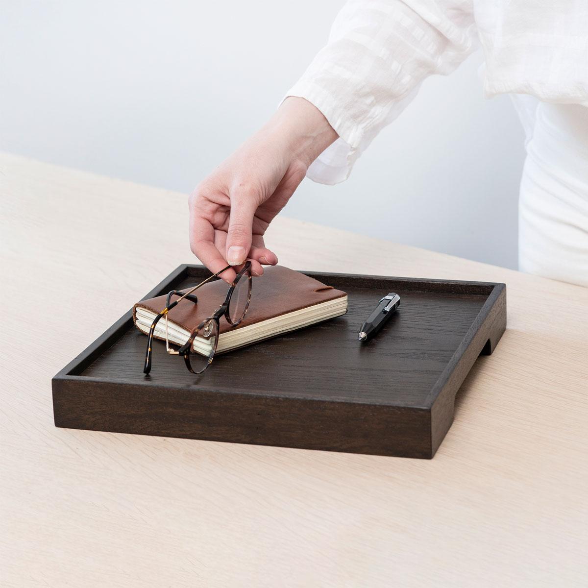 Il vassoio da portata quadrato in legno massiccio di Oak Oak della serie EDGE unisce l'eleganza del legno di quercia naturale alla praticità del design moderno, offrendo una soluzione versatile e raffinata per servire e abbellire. Realizzato con