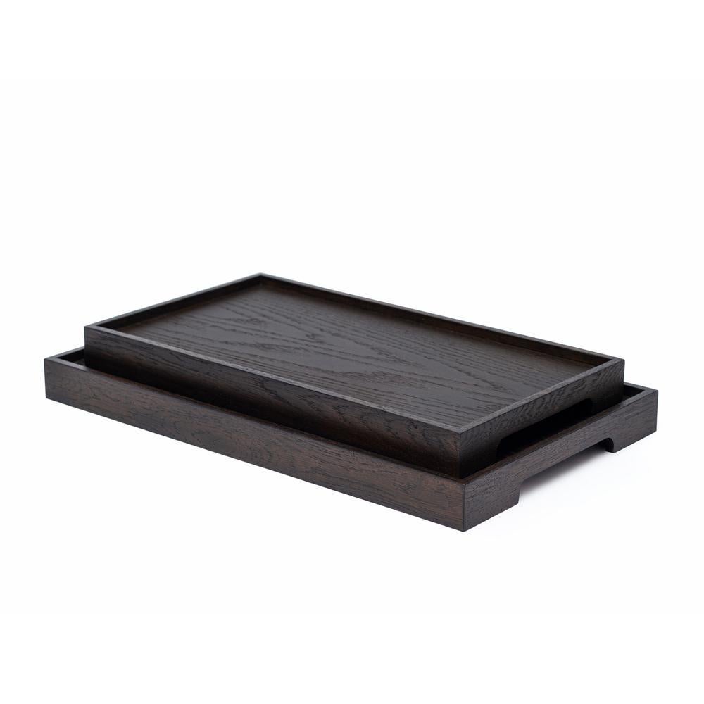 L'ensemble de plateaux de service en bois de la série EDGE allie beauté naturelle, fonctionnalité et design minimaliste dans une collection raffinée conçue pour servir et décorer. Fabriqué avec des panneaux latéraux en bois massif et une base en MDF