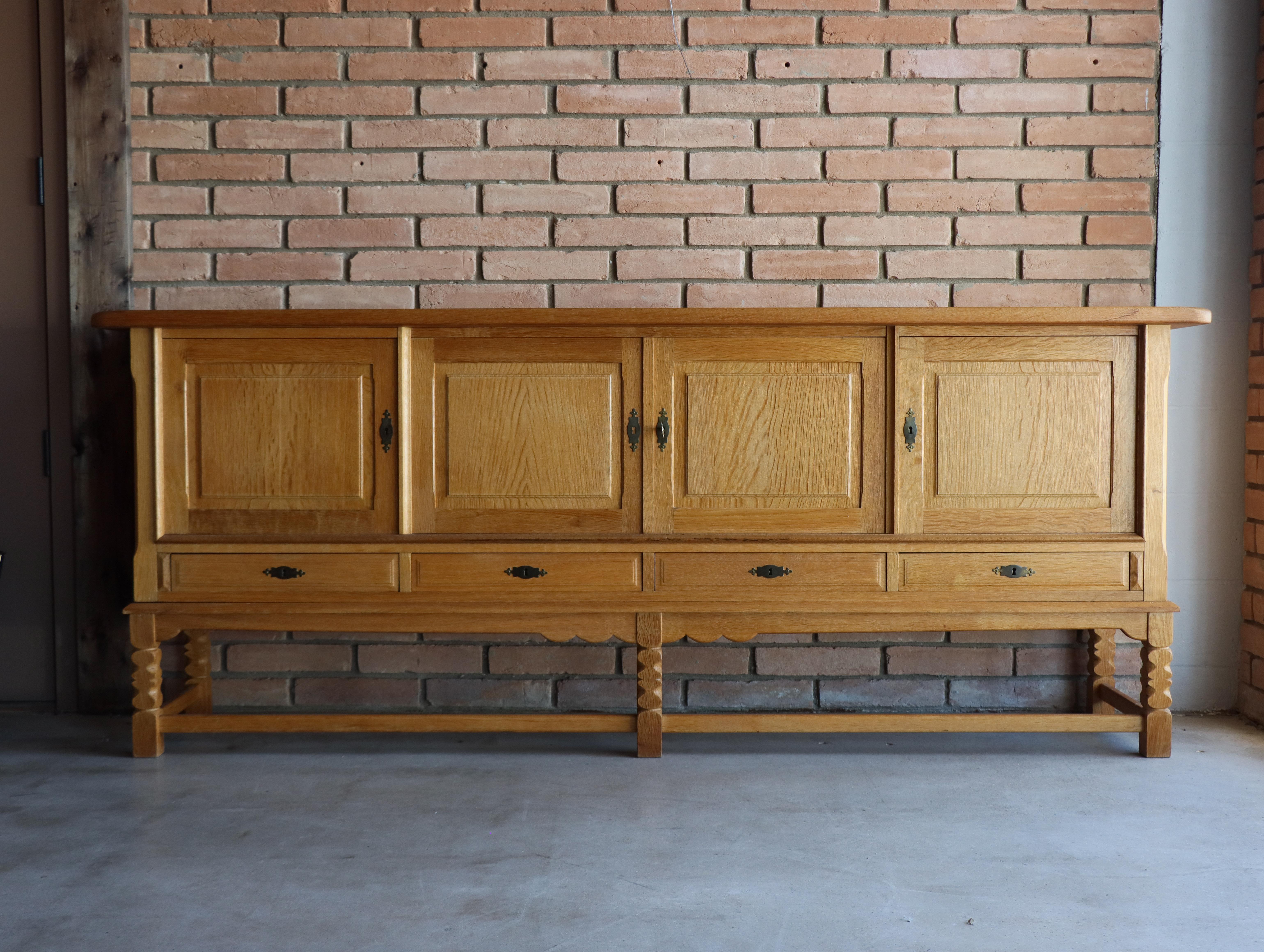  Schönes Sideboard/Credenza aus massiver Eiche, Henning Kjæernulf, Dänemark - 1960er Jahre.
Dieses schöne Exemplar ist ausschließlich aus massiver, viertelnahtgenähter Weißeiche gefertigt. Die Vorderseite des Schranks zeichnet sich durch eine hohe