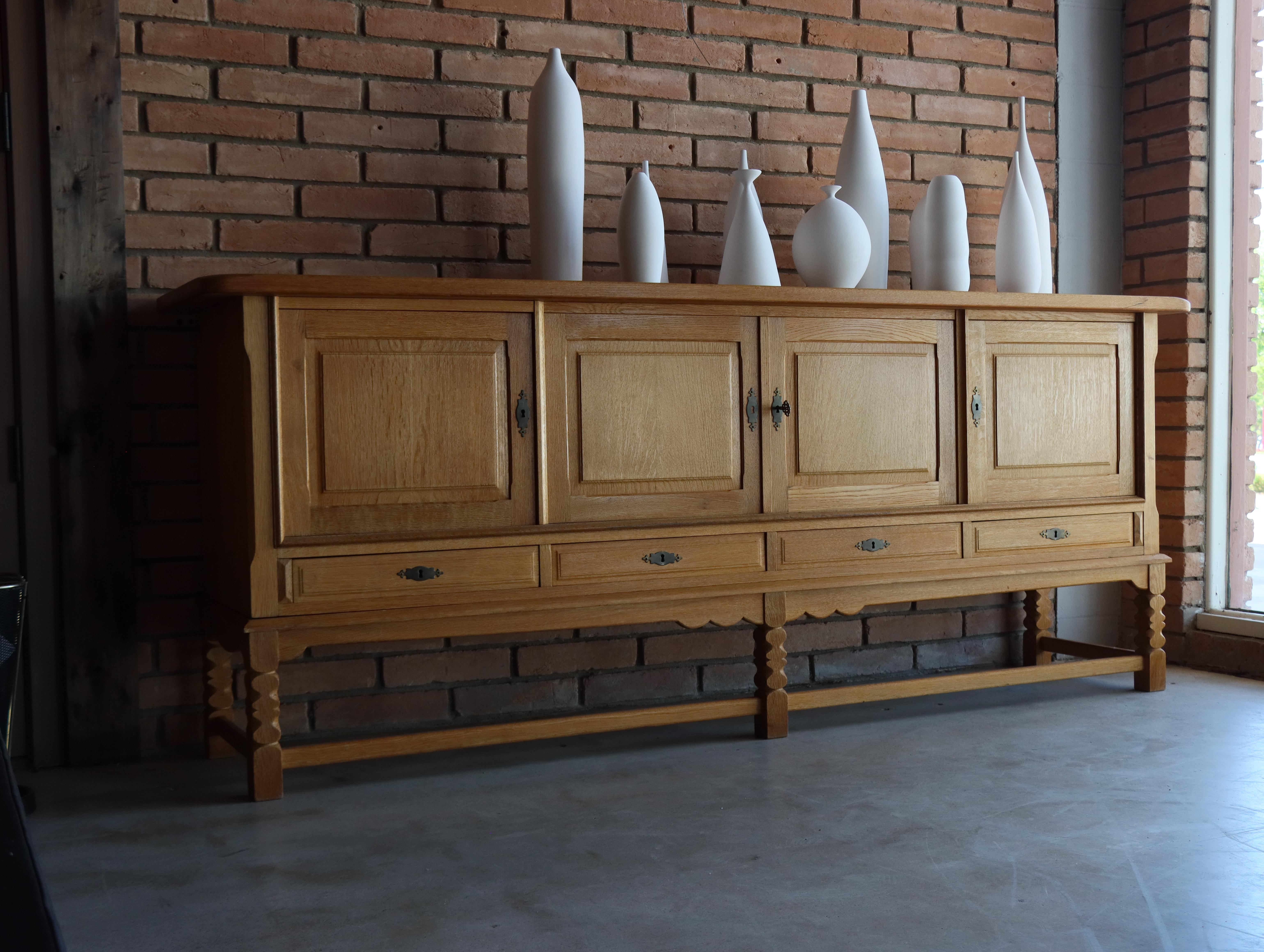 Sideboard Eiche massiv Attr. Henning Kjaernulf, Dänemark 1960er Jahre  im Angebot 12