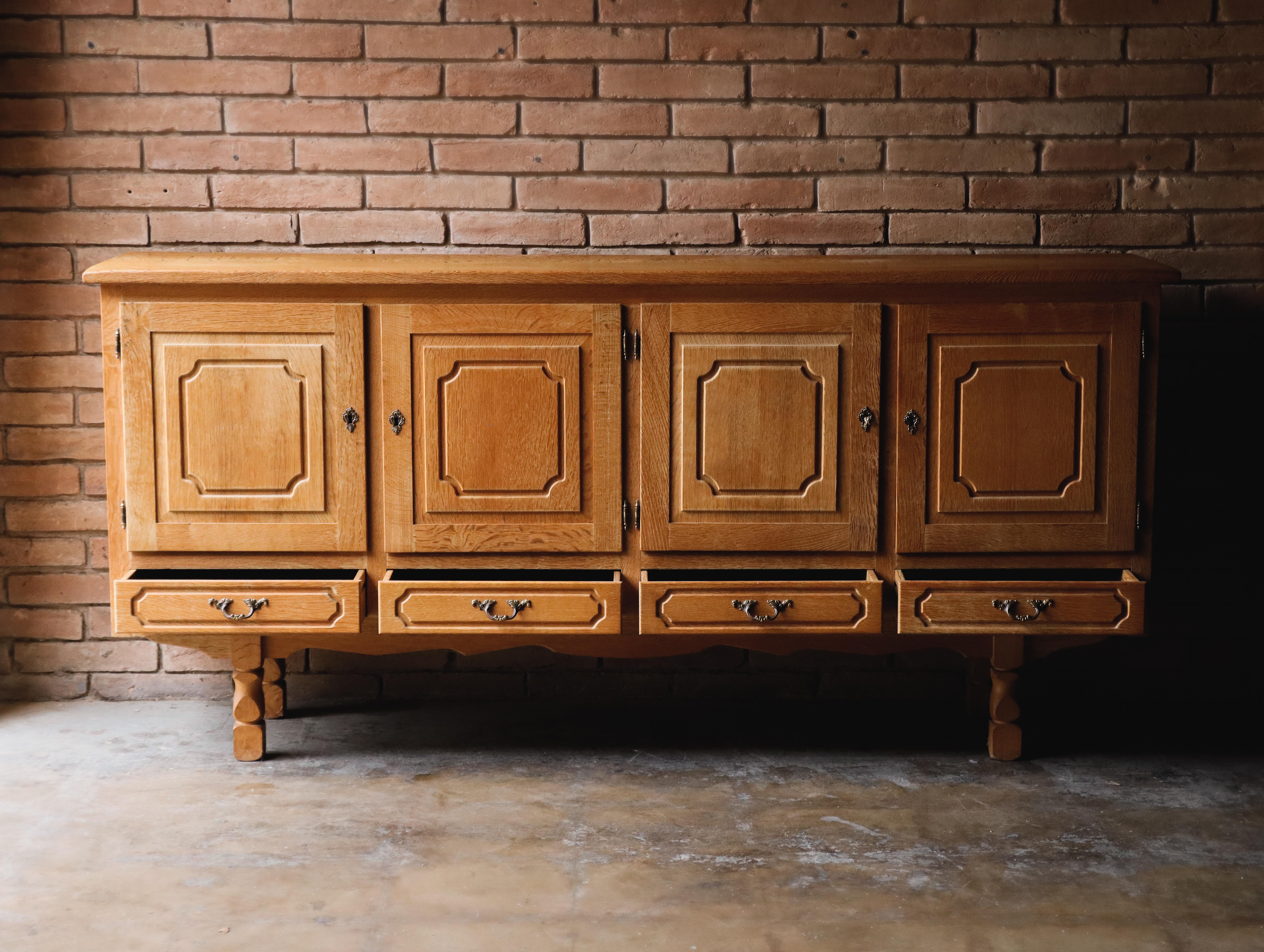 Buffet en chêne massif Attr : Henning Kjaernulf, Danemark années 1970 en vente 2