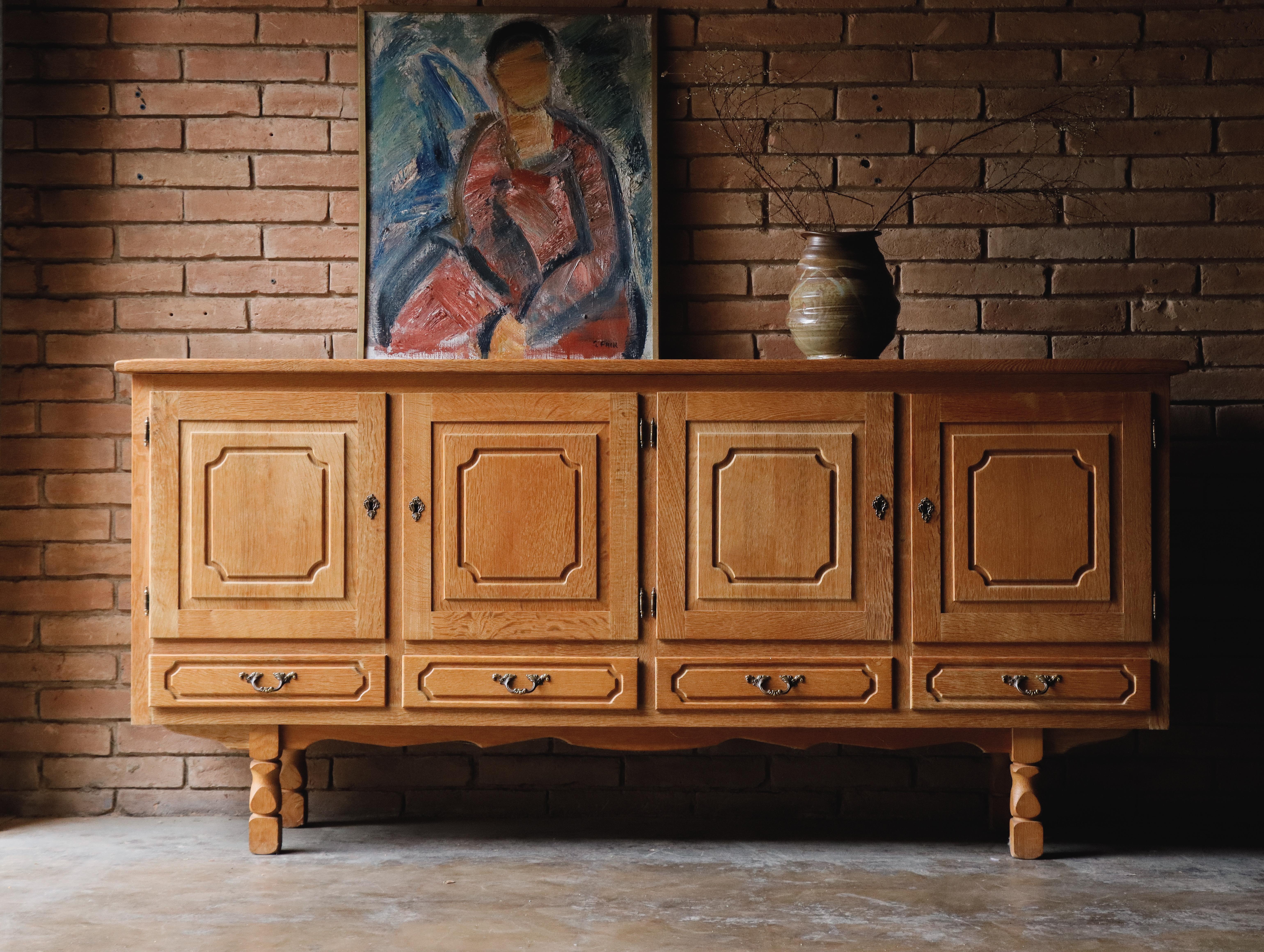 Mid-Century Modern Buffet en chêne massif Attr : Henning Kjaernulf, Danemark années 1970 en vente