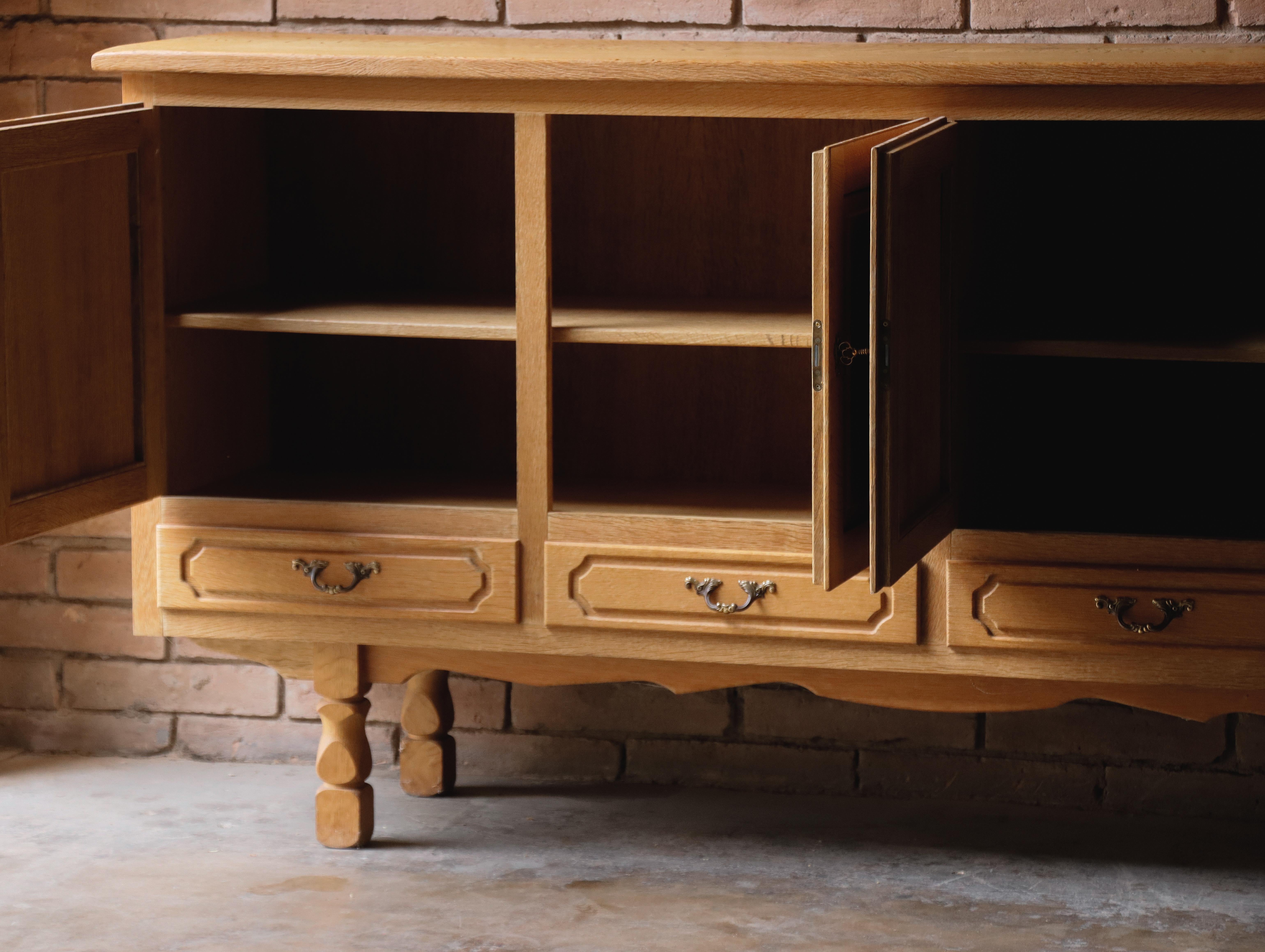 Laiton Buffet en chêne massif Attr : Henning Kjaernulf, Danemark années 1970 en vente