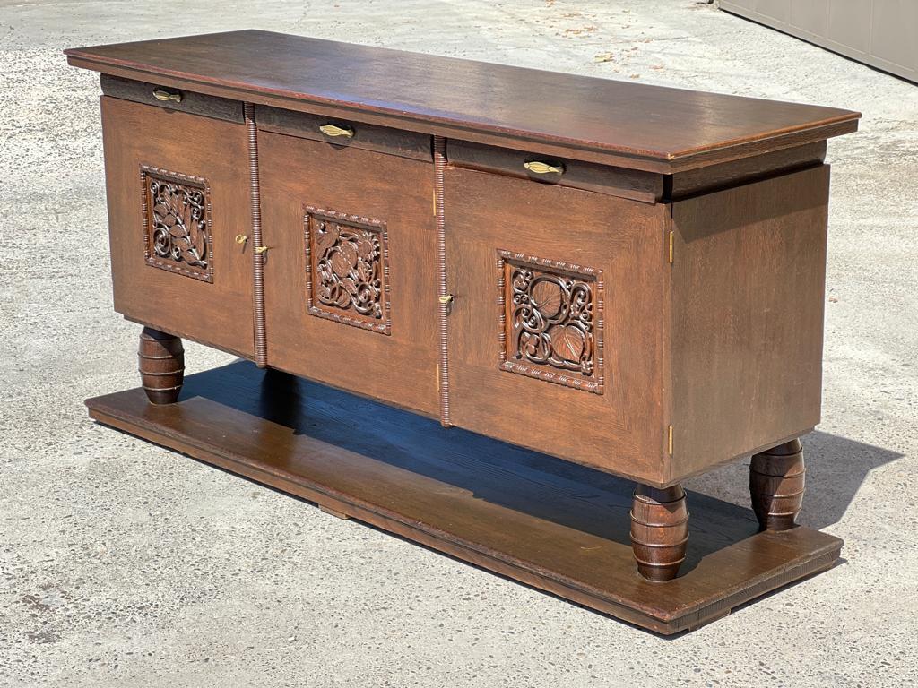 Art déco Buffet en chêne massif dans le style de Joseph Savina French 1940