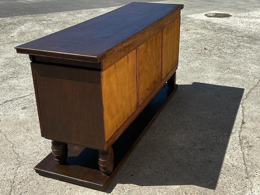 Milieu du XXe siècle Buffet en chêne massif dans le style de Joseph Savina French 1940