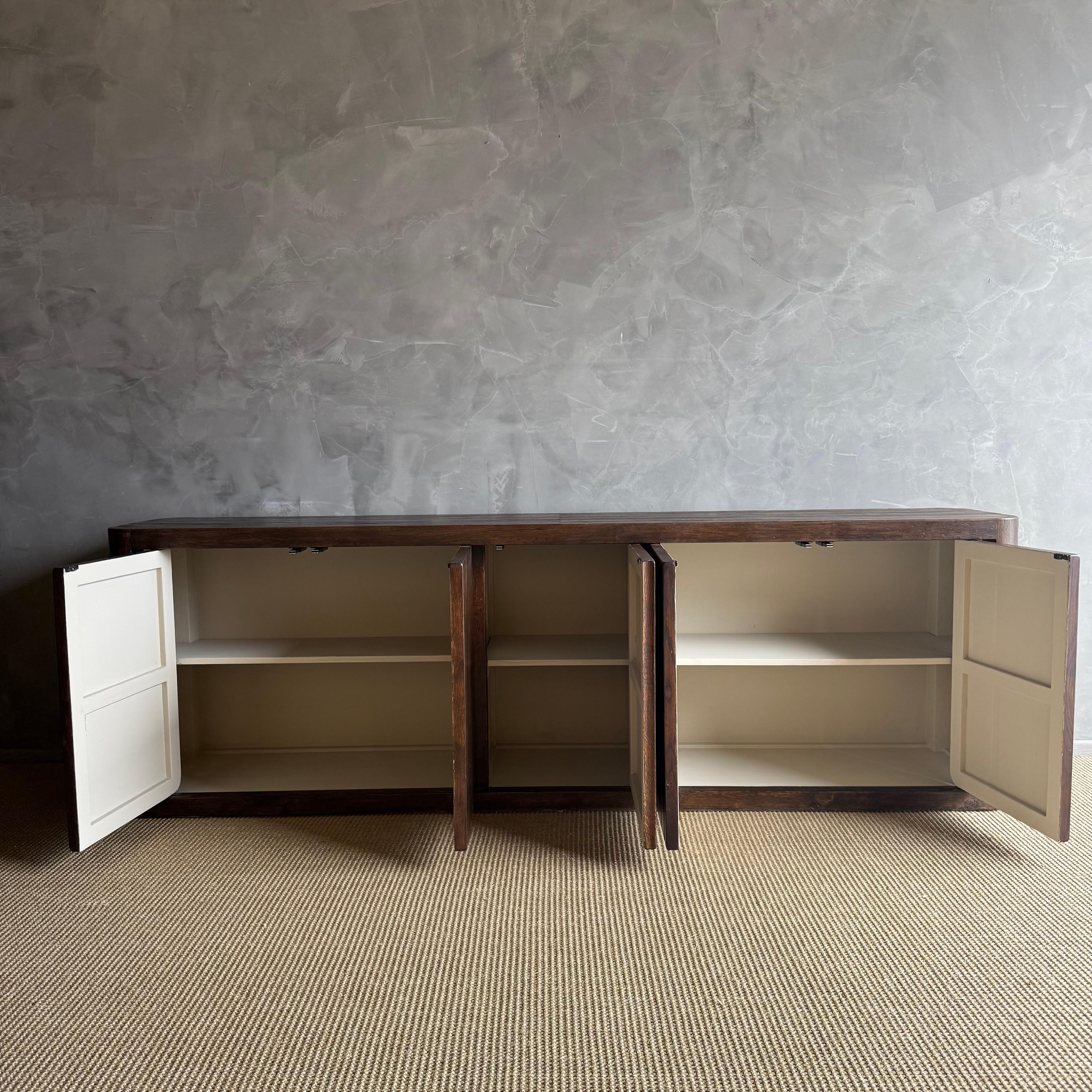 Credenza o mobile in Oak massiccio con ante ad apertura push to open in vendita 5