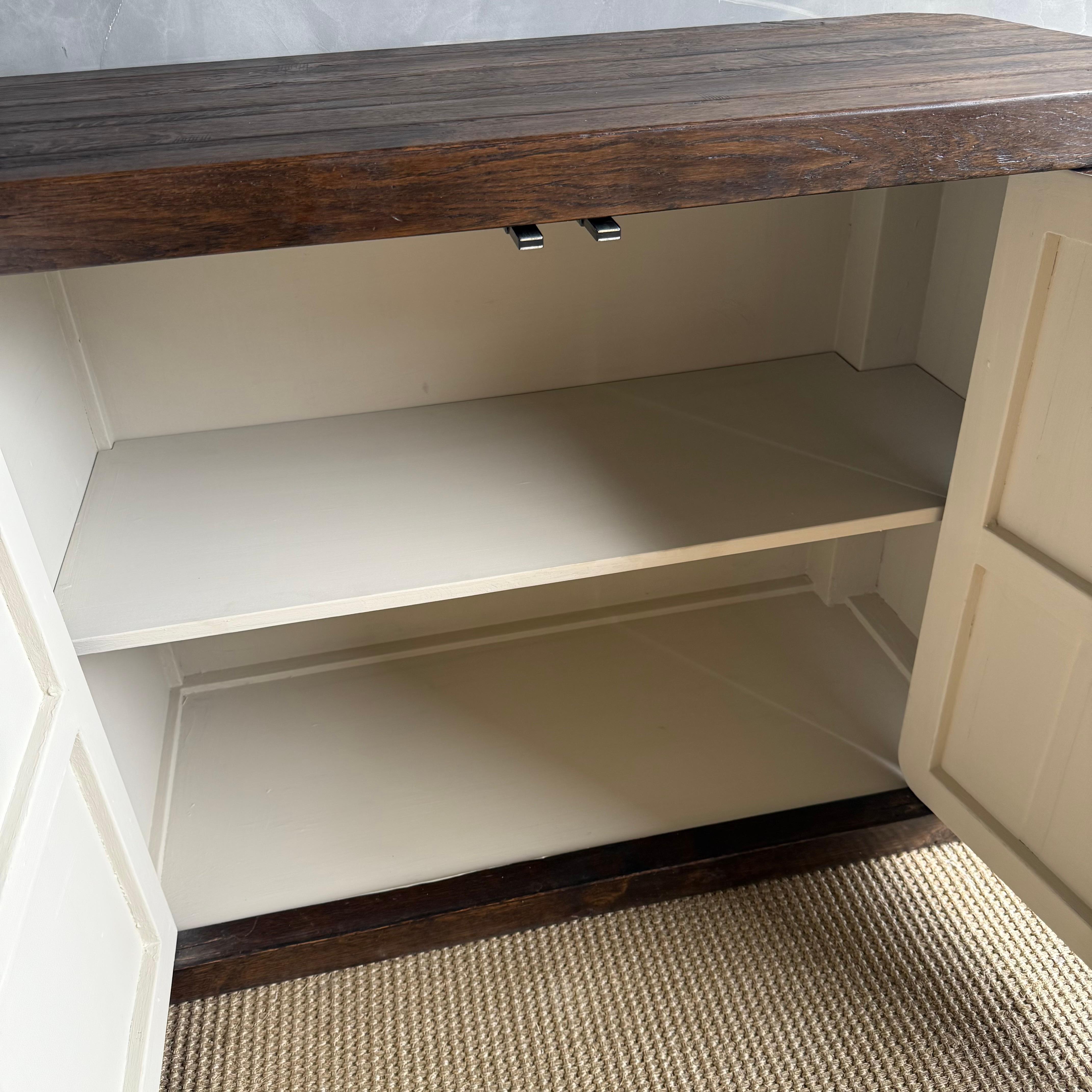 Credenza o mobile in Oak massiccio con ante ad apertura push to open in vendita 6