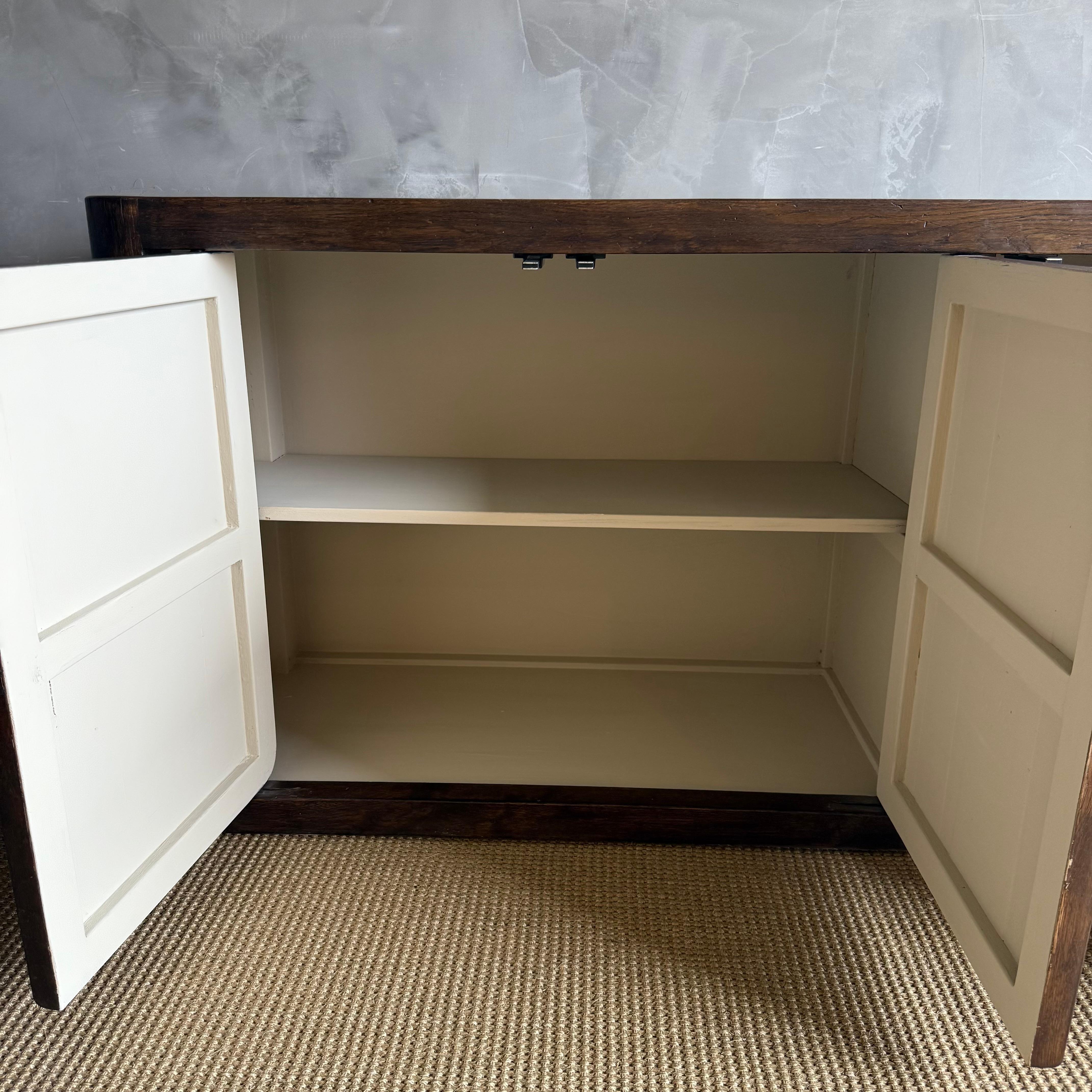 Credenza o mobile in Oak massiccio con ante ad apertura push to open in vendita 8