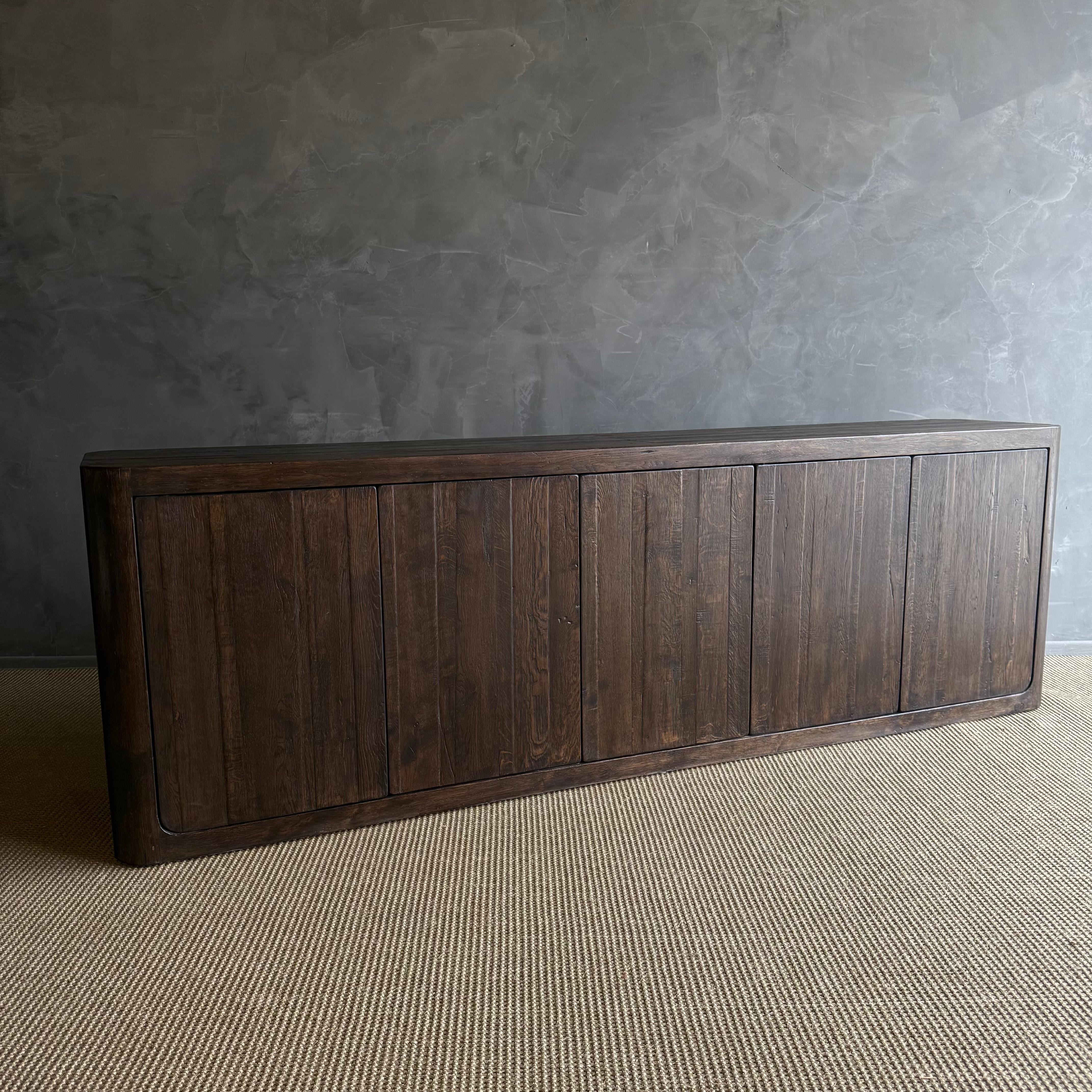 Credenza o mobile in Oak massiccio con ante ad apertura push to open in vendita 11