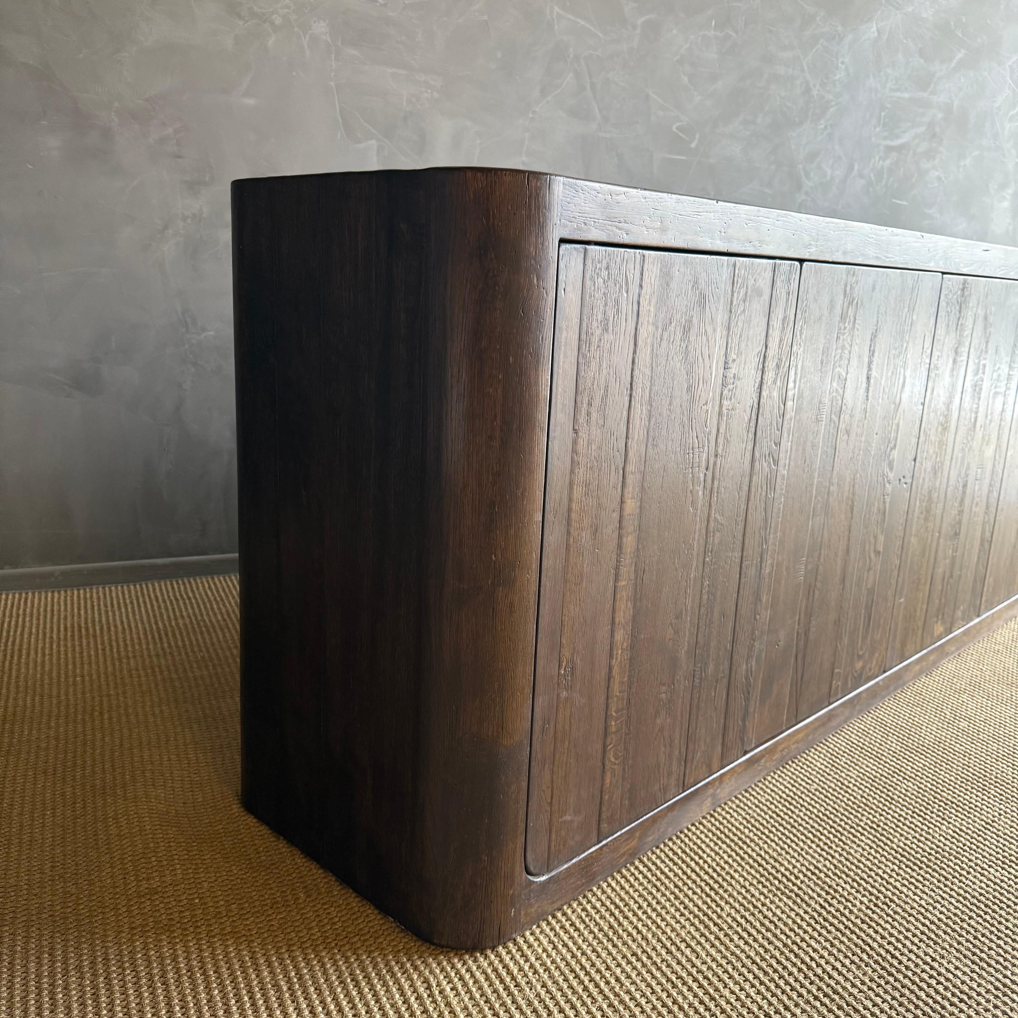 Credenza o mobile in Oak massiccio con ante ad apertura push to open in vendita 12