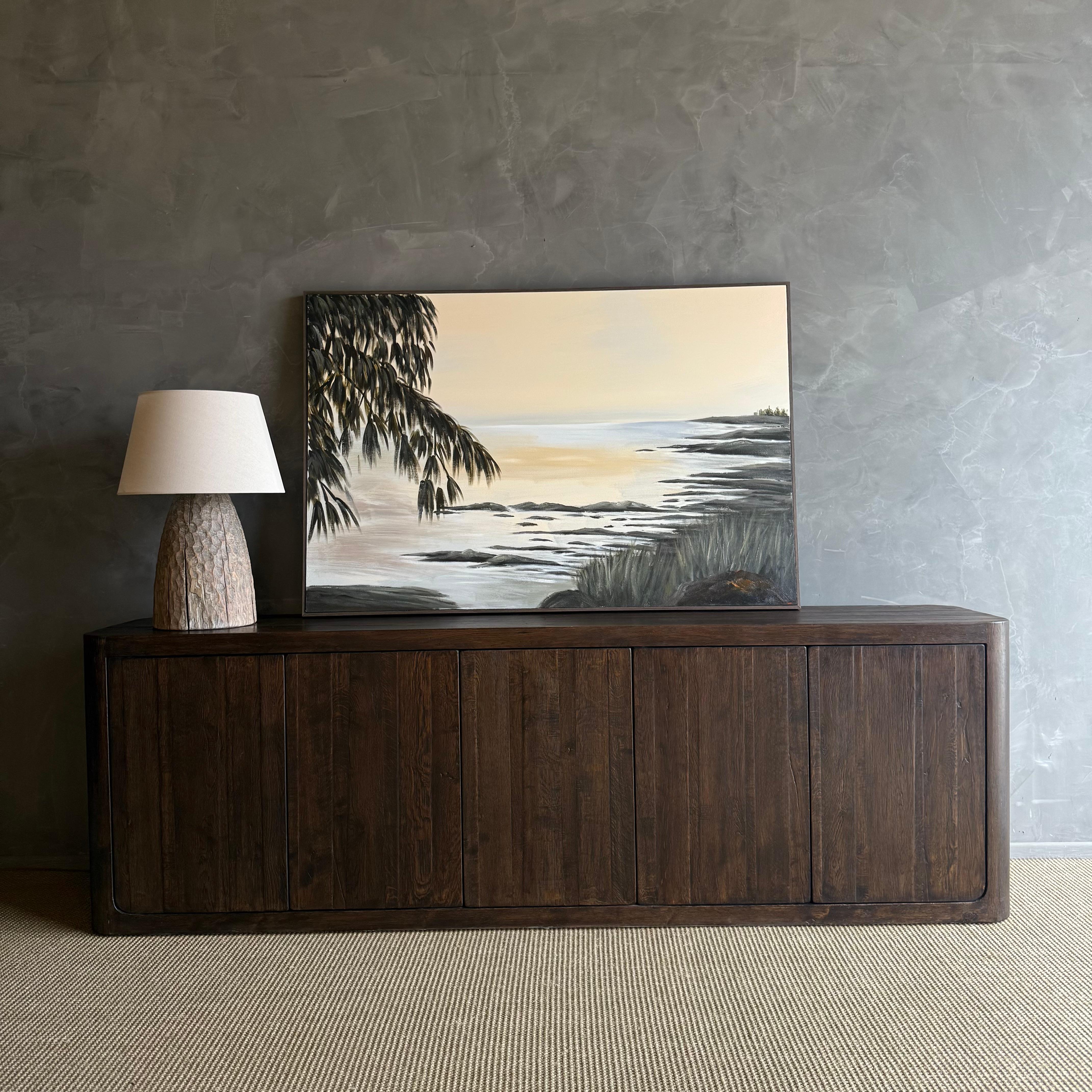 Mobile moderno in massello di Oak con finitura tinta noce scuro.
Grazie agli angoli curvi e alla ferramenta con apertura a pressione, questa elegante credenza è un'aggiunta perfetta a qualsiasi stanza. 
La venatura complessiva del legno ha una