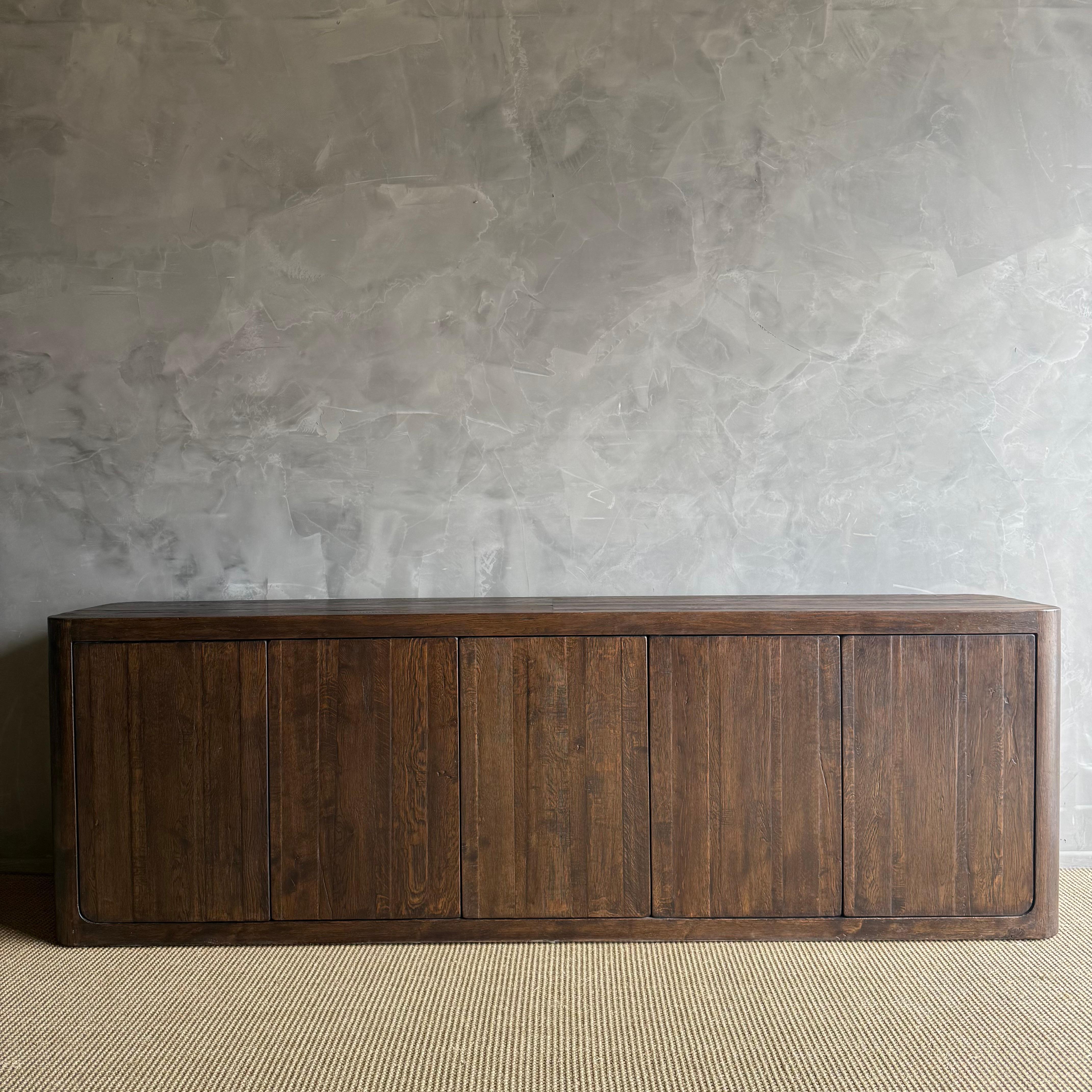 Credenza o mobile in Oak massiccio con ante ad apertura push to open In condizioni Nuovo in vendita a Old Town Orange, CA