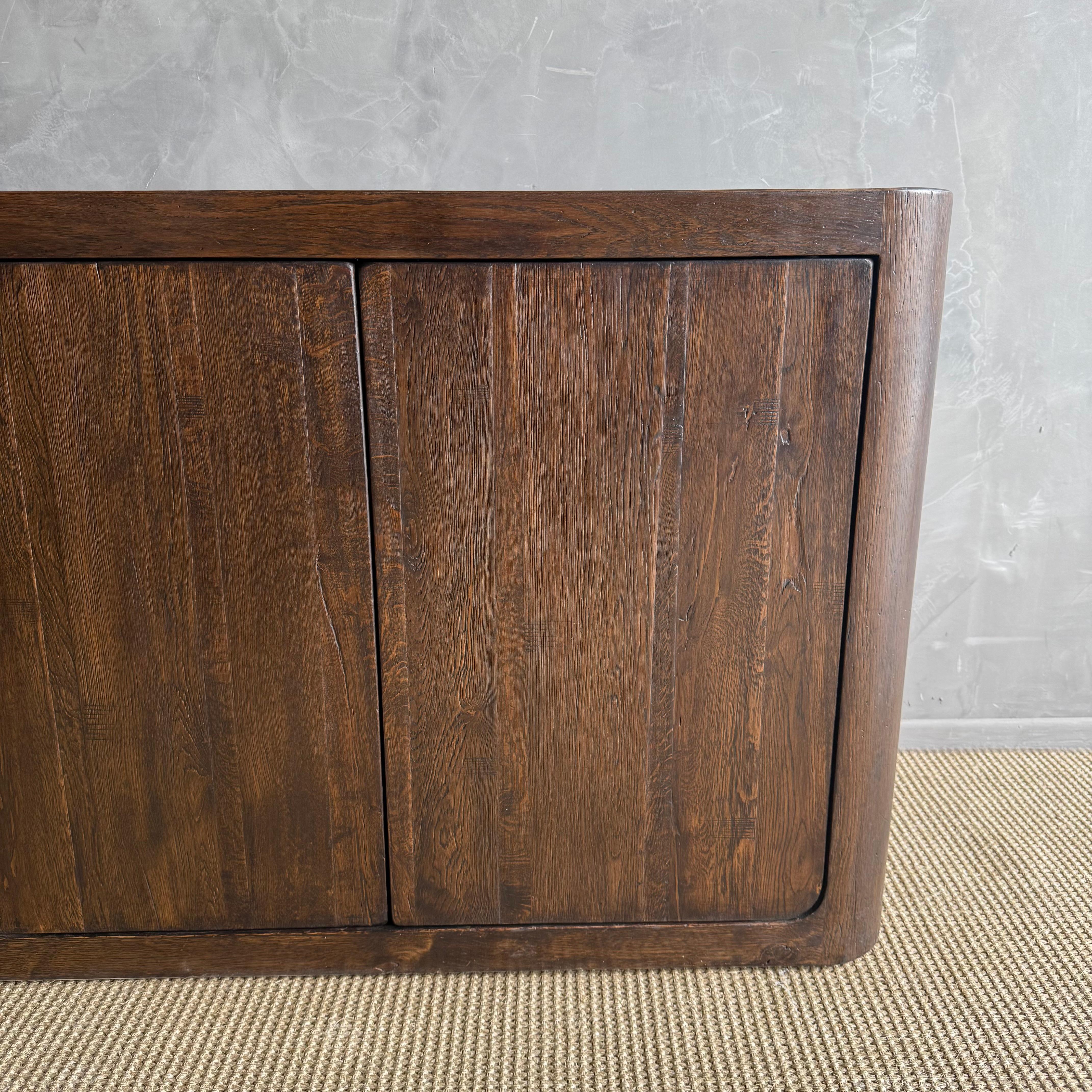 XXI secolo e contemporaneo Credenza o mobile in Oak massiccio con ante ad apertura push to open in vendita