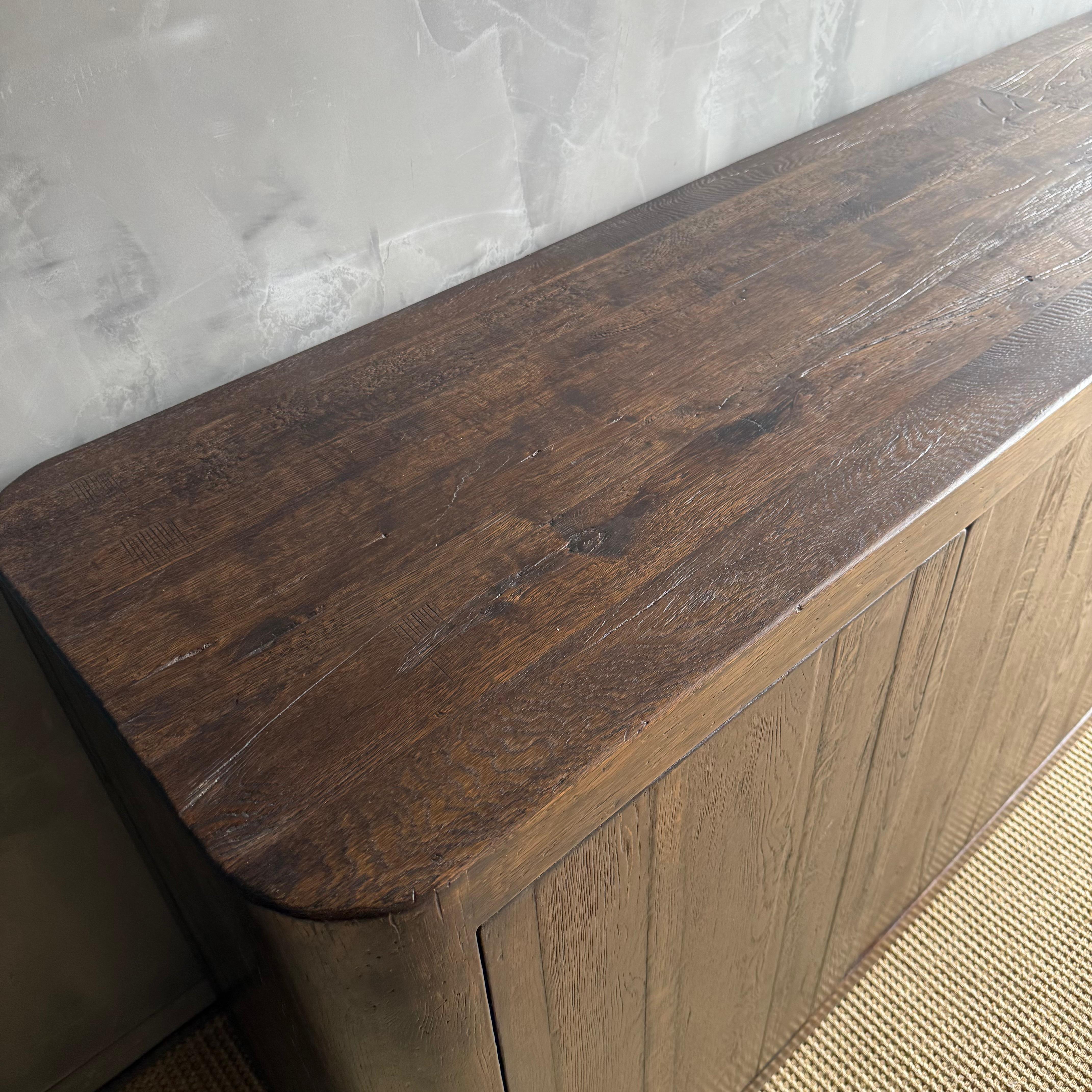 Credenza o mobile in Oak massiccio con ante ad apertura push to open in vendita 1