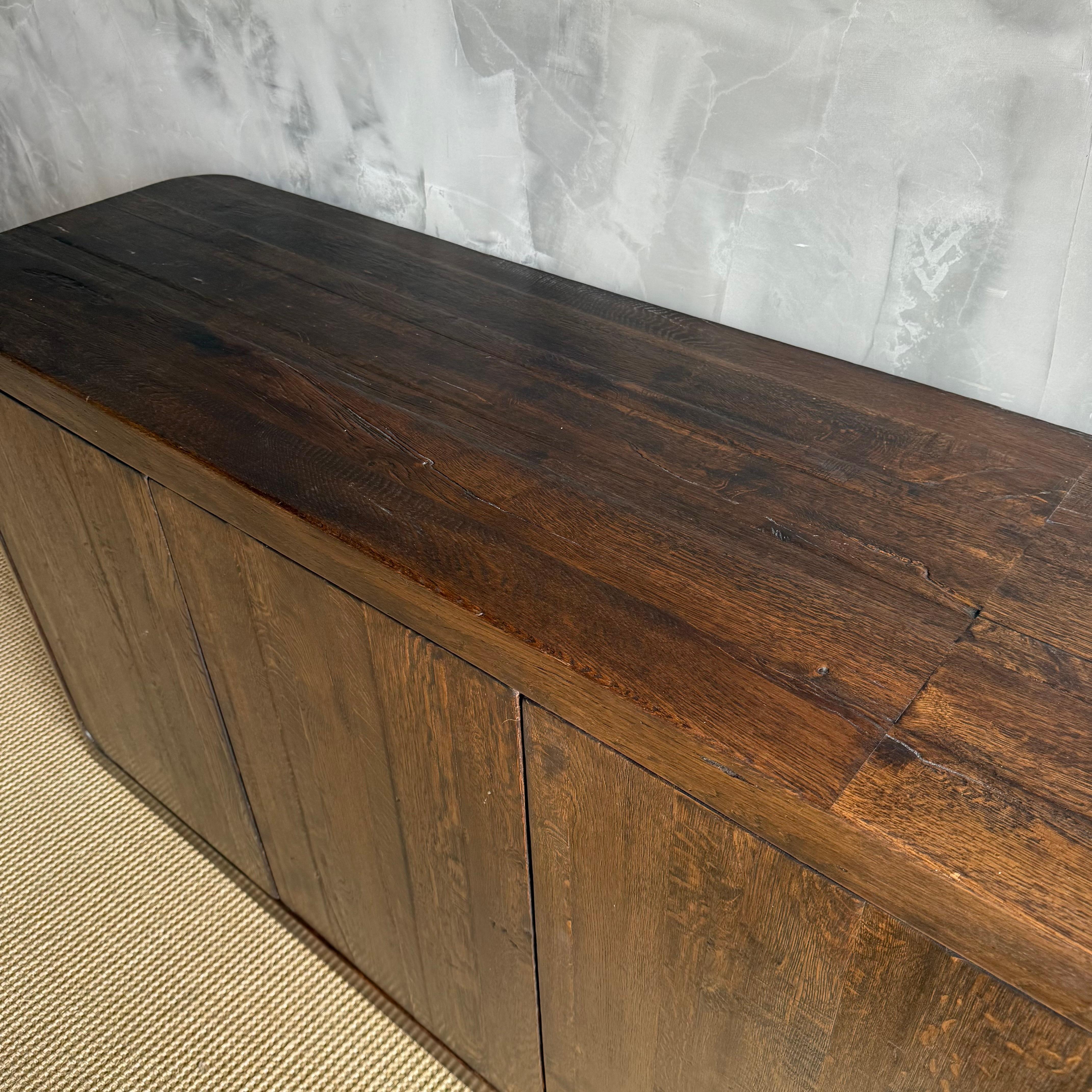 Credenza o mobile in Oak massiccio con ante ad apertura push to open in vendita 2