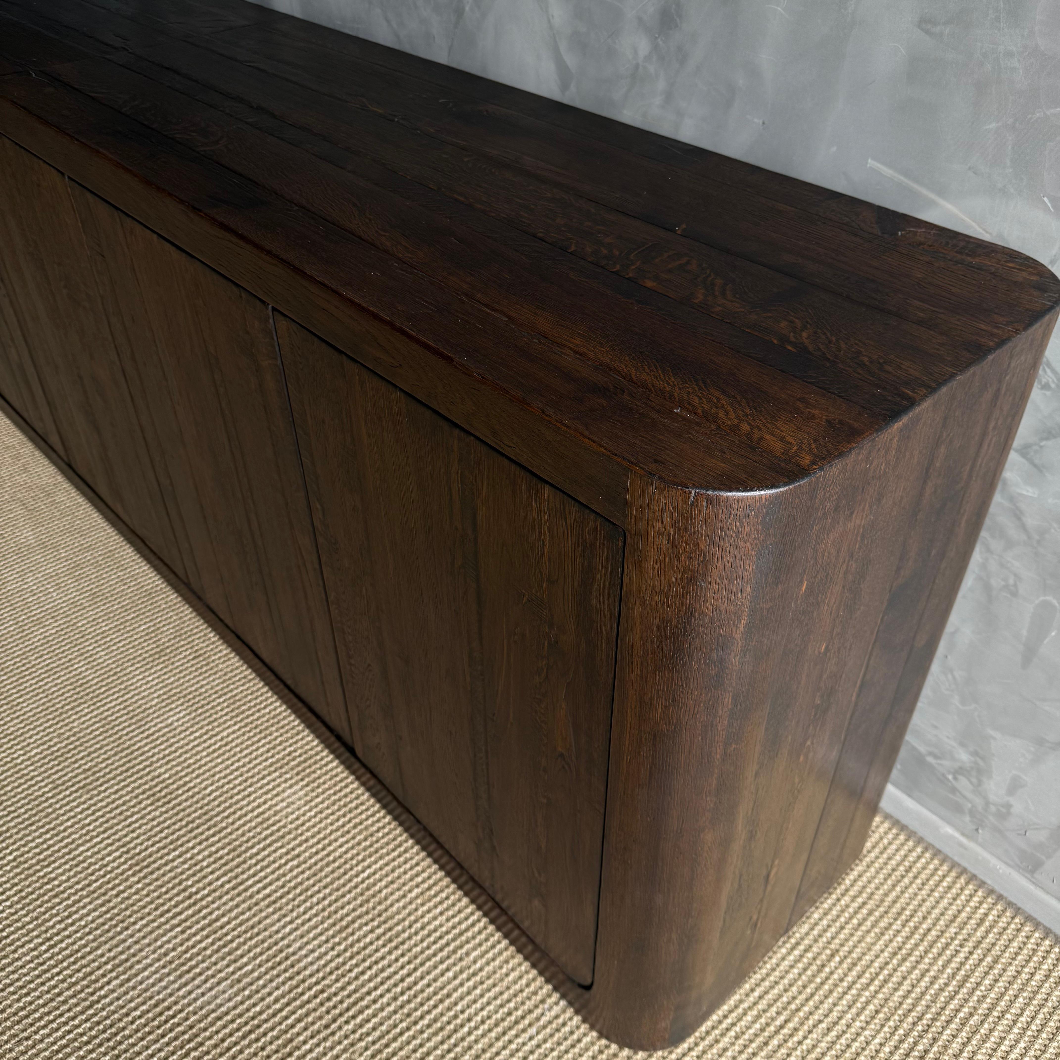 Credenza o mobile in Oak massiccio con ante ad apertura push to open in vendita 3