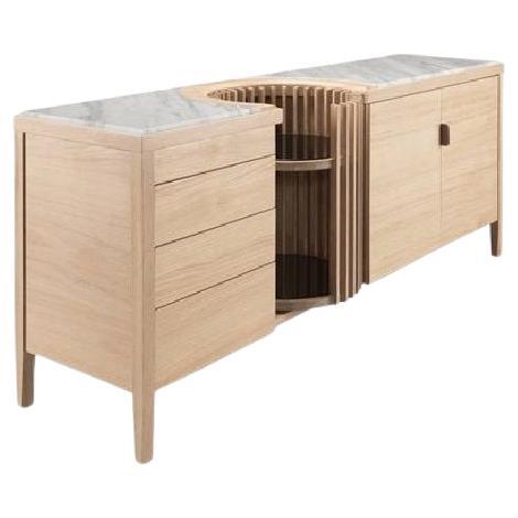 Ce buffet présente deux portes pliantes avec étagères intérieures en bois, ainsi que quatre tiroirs dotés d'un système tic-tac, soulignant la qualité exceptionnelle des matériaux et notre savoir-faire artisanal.
Au cœur du buffet se trouve son