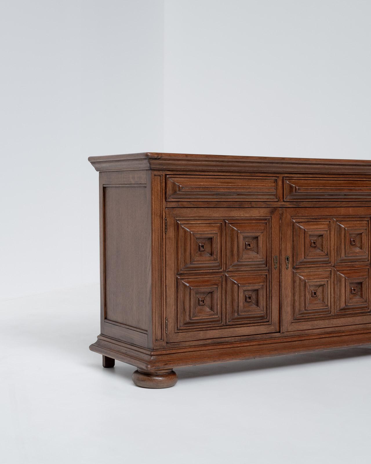 Buffet espagnol en chêne massif, années 1940 Bon état à Aartselaar, BE