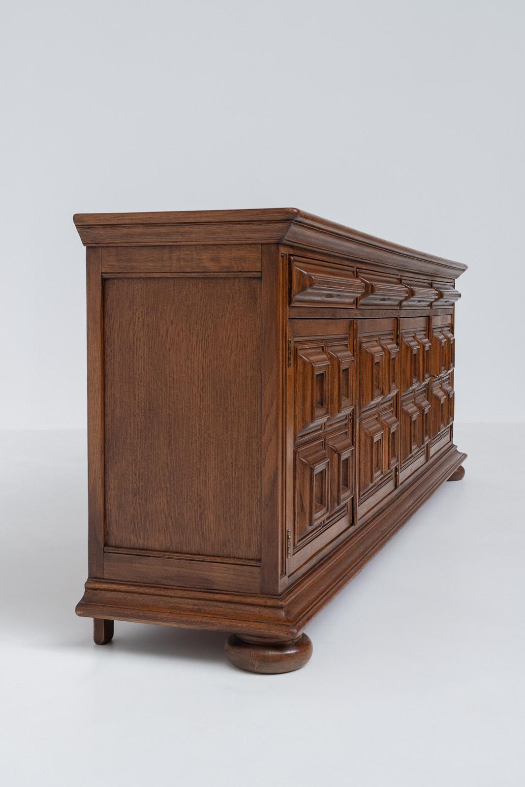Buffet espagnol en chêne massif, années 1940 1