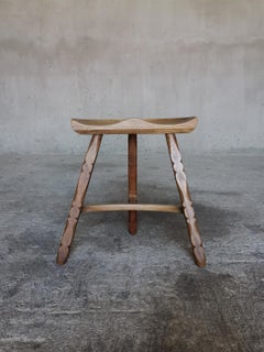 Taburete de roble macizo al estilo de Henning Kjærnulf, asiento esculpido a mano, Dinamarca Años 60